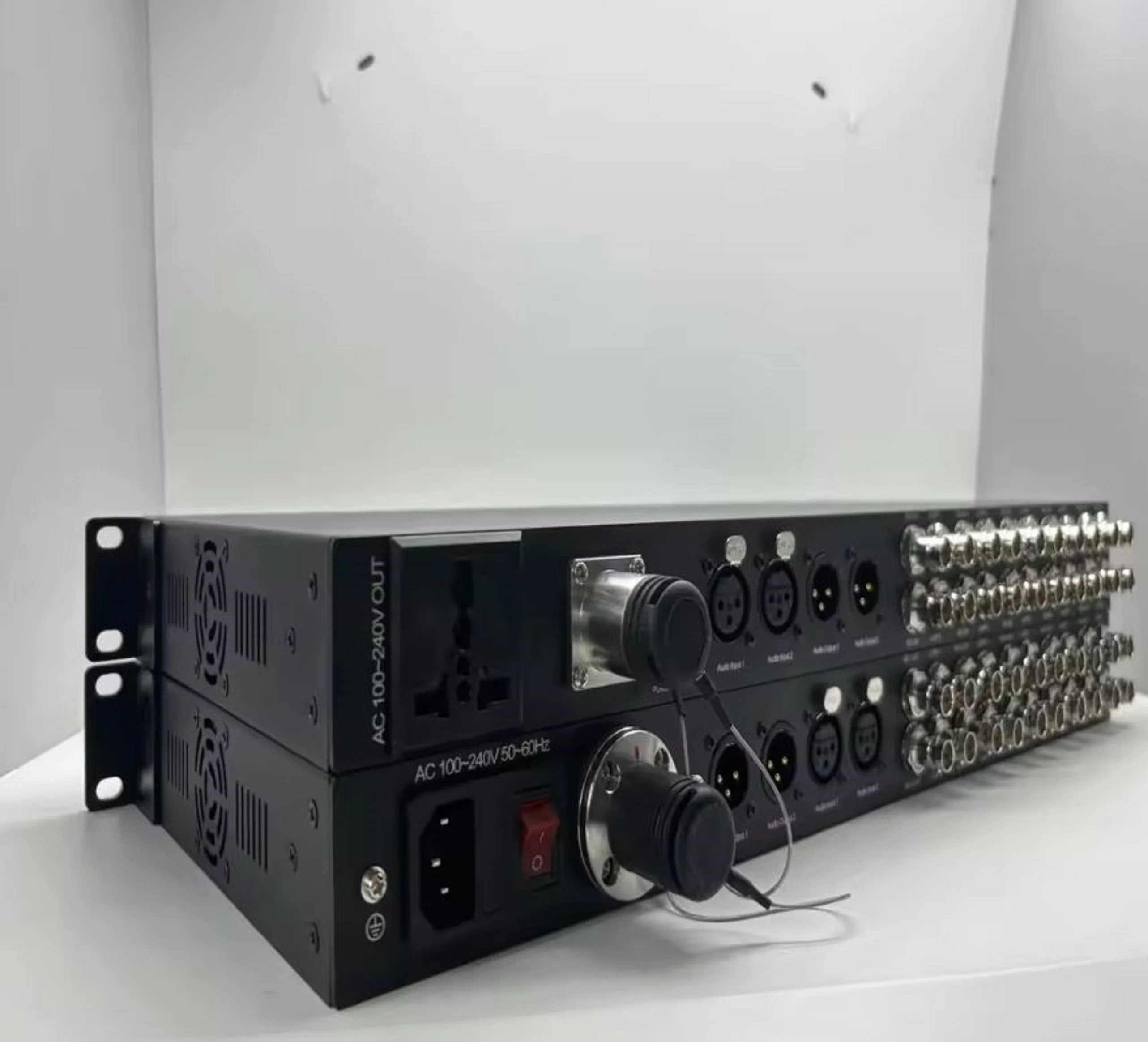 2 canales hacia atrás + 2 entradas/salidas de audio XLR + 8 canales hacia adelante Convertidor óptico 3G Sdi Convertidor óptico hacia adelante de 8 canales