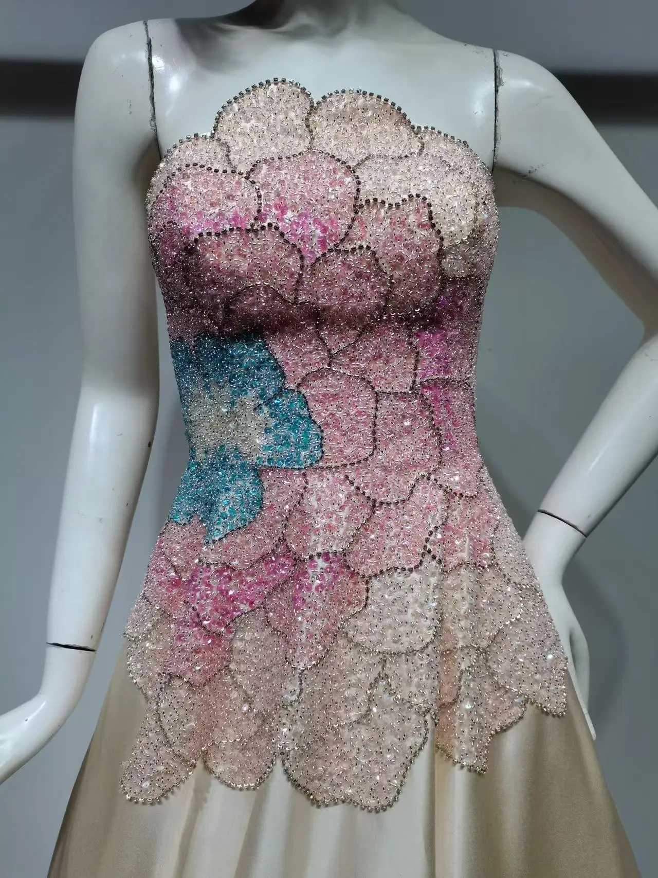 شاليمار تشانغ فستان سهرة ذهبي سخية دبي للنساء حسب الطلب