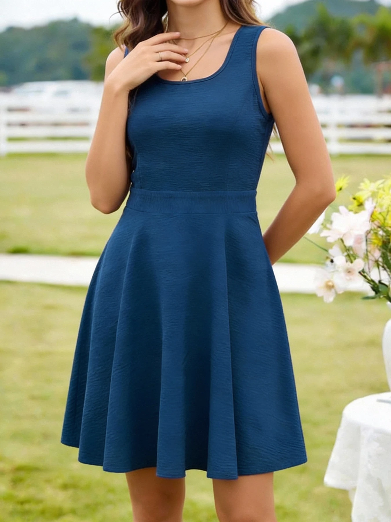 Marineblaues, ärmelloses, tailliertes A-Linien-Midikleid mit quadratischem Ausschnitt für Damen, für den Alltag im Büro