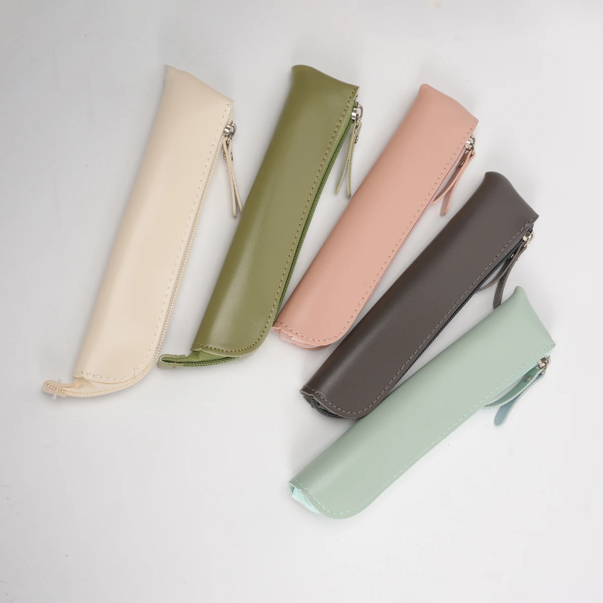 1 estuche para lápices con cremallera de PU fino de estilo retro, estuche para lápices portátil con cremallera, estuche práctico para lápices, estuche para estudiantes suave y cómodo.