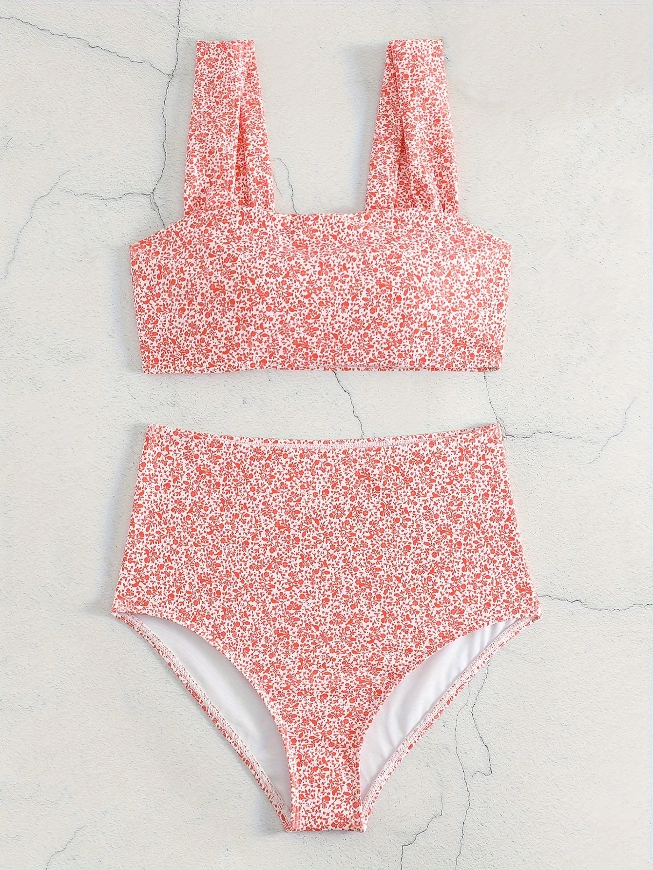 Questo set bikini da donna con stampa floreale in stile europeo e americano primavera/estate 2026 è la scelta perfetta per le vacanze estive.