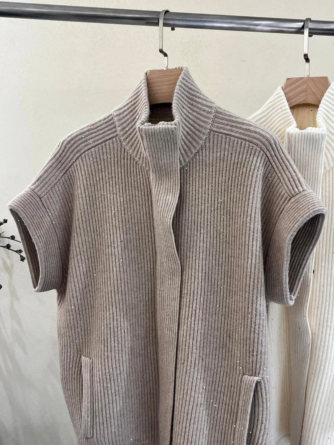 Luxurious zippered knitted cardigan