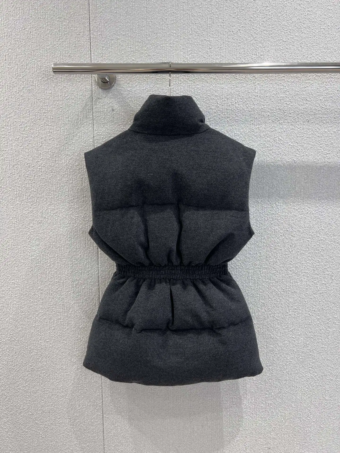 

2025 Women's Stand Collar Puffer Vest Waist-Defining Quilted Sleeveless Jacket Down Alternative Winter Warm