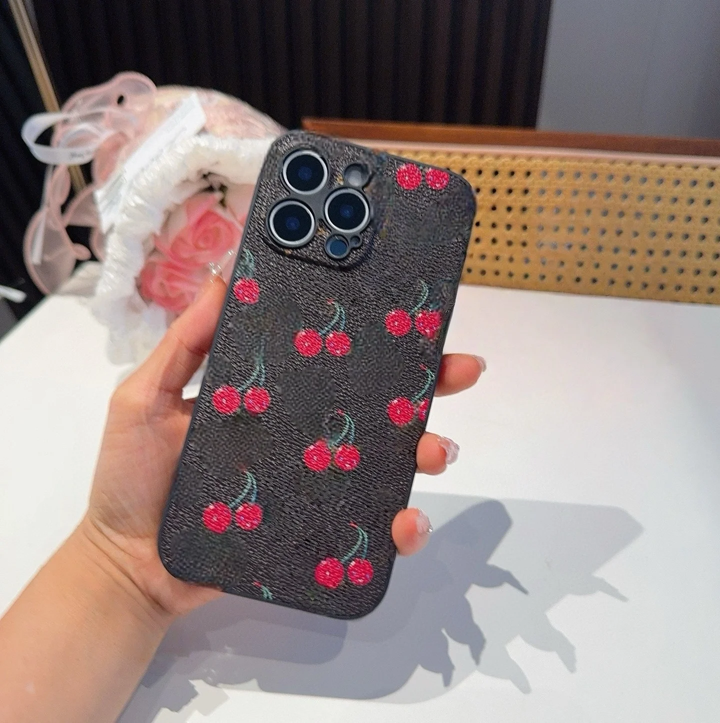 

2025 новейшая серия Explosive Cherry Pattern, полностью окруженный кожаный чехол для мобильного телефона