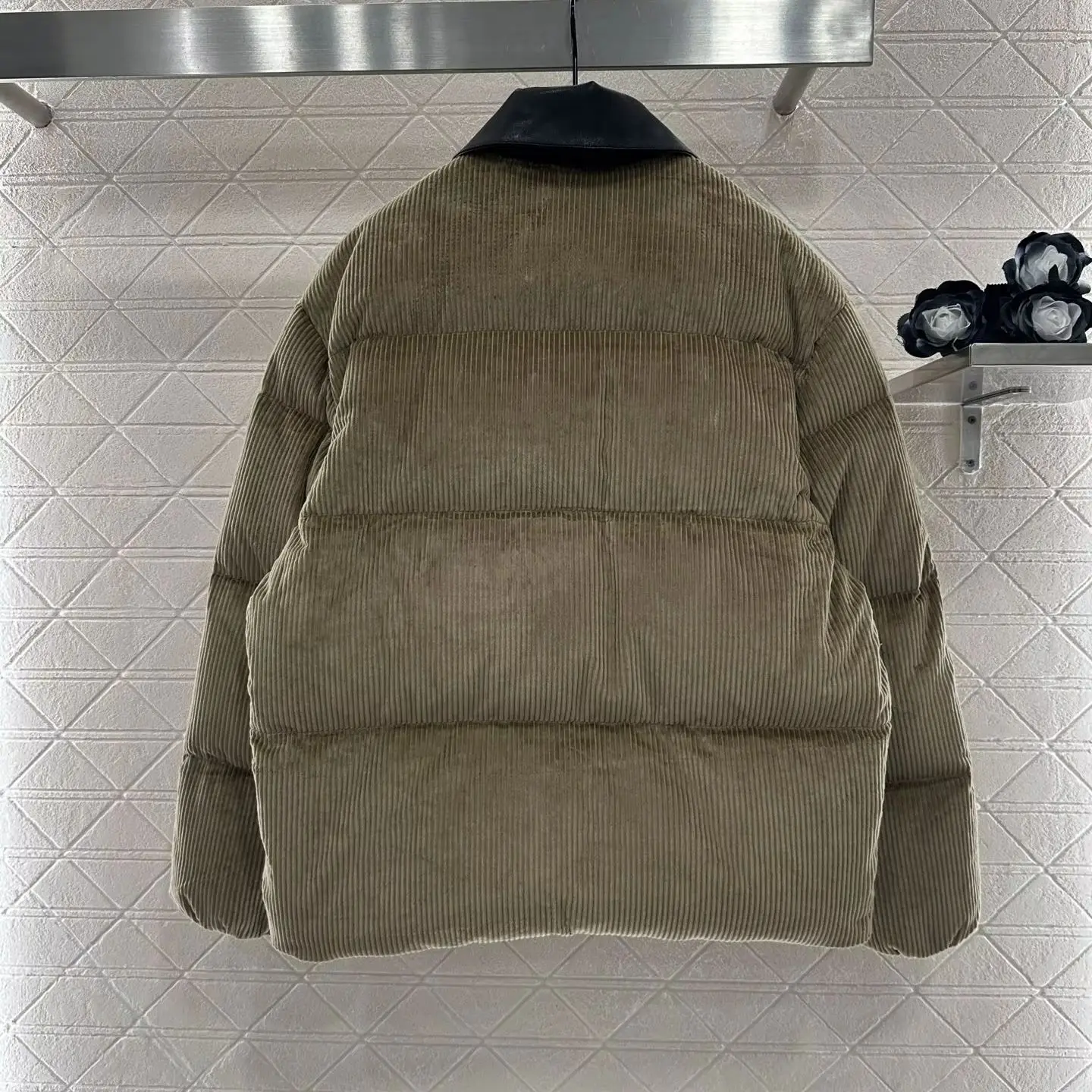 وصل حديثًا سترة سروال قصير من الجلد الطبيعي مع جيوب كبيرة على كلا الجانبين