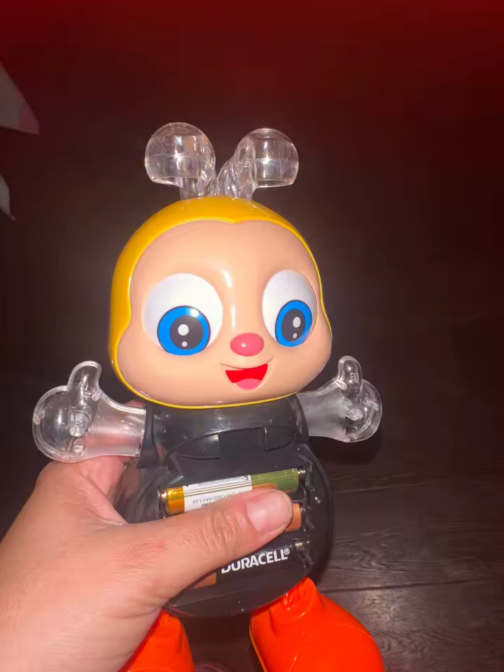 Bebé interactuando con Abejita Bailarina™