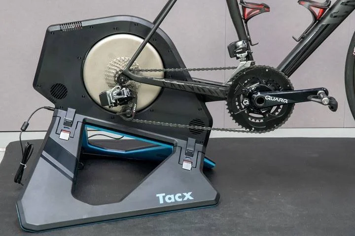 Умный тренажер Tacx NEO 2T известный для высокоточной моделирования и тихой работы. Может имитировать наклоны до