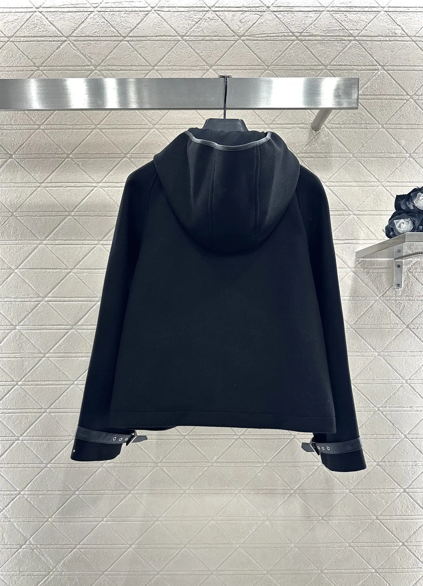 

Осенняя осень 2025г! Короткая джинсовая летная куртка с воротником-стойкой в стиле пэчворк — стильный потертый джинс, универсальный крой, идеально подходит для La