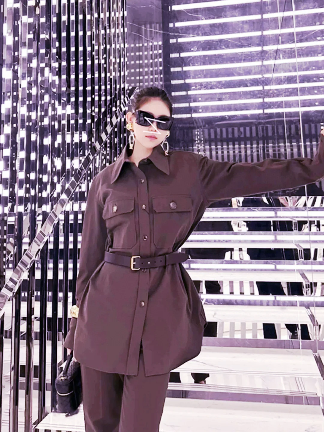 Terno de calça com cinto feminino elegante e mínimo de outono