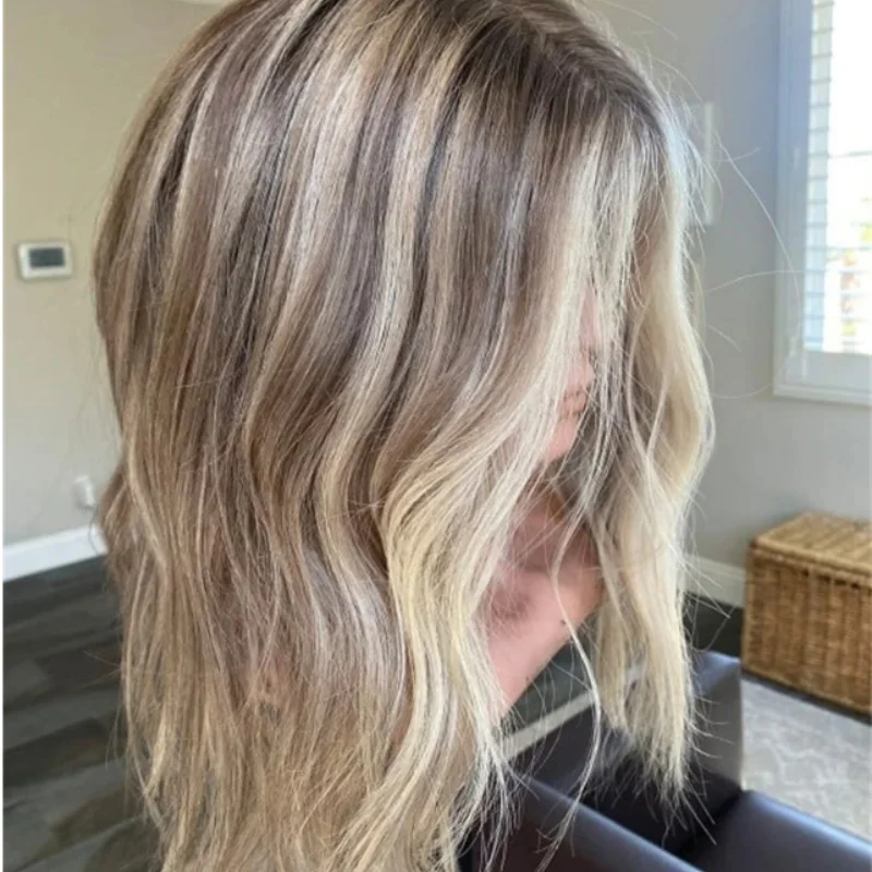 شعر مستعار بدانتيل أمامي أشقر قذر بني رمادي مع أشقر فاتح يسلط الضوء على موجات Balayage قطعة المال شعر مستعار طبيعي