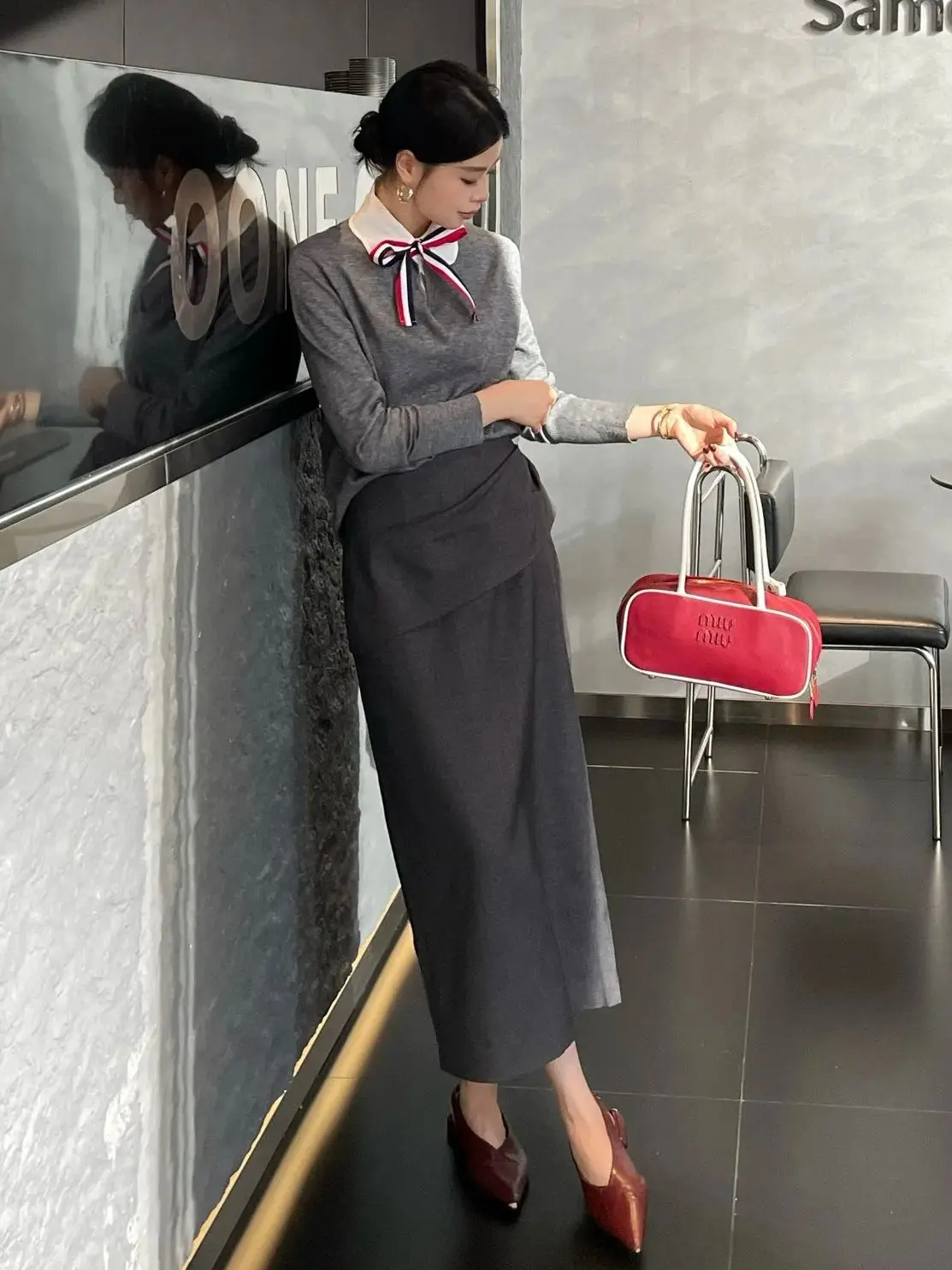 تنورة نسائية خريفية ذات لون سادة للمكتب بفتحة مستقيمة