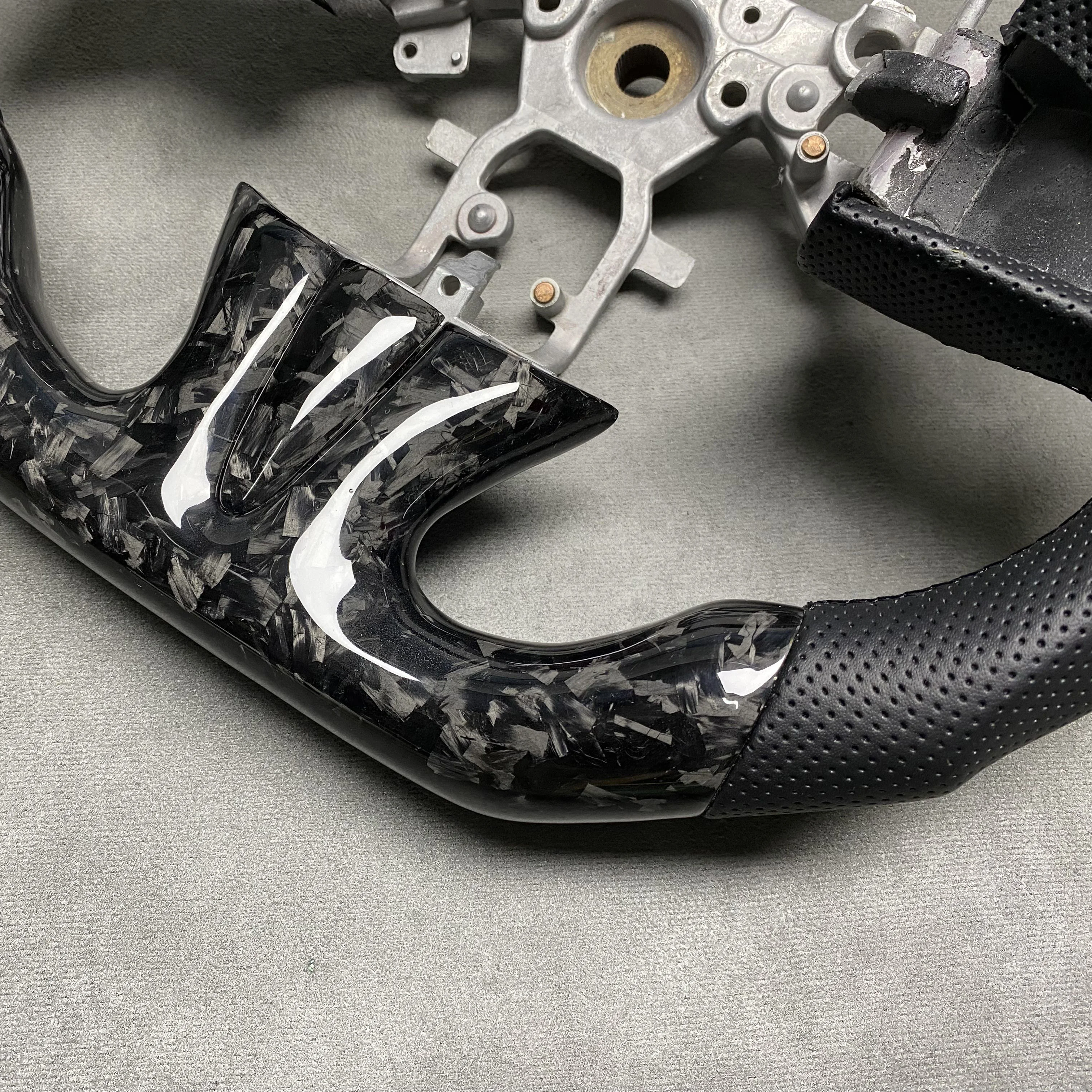 Customized carbon fiber car steering wheel for G35 G37 G37s Q50 Q60 QX30 QX50 QX60 upgraded sports steering