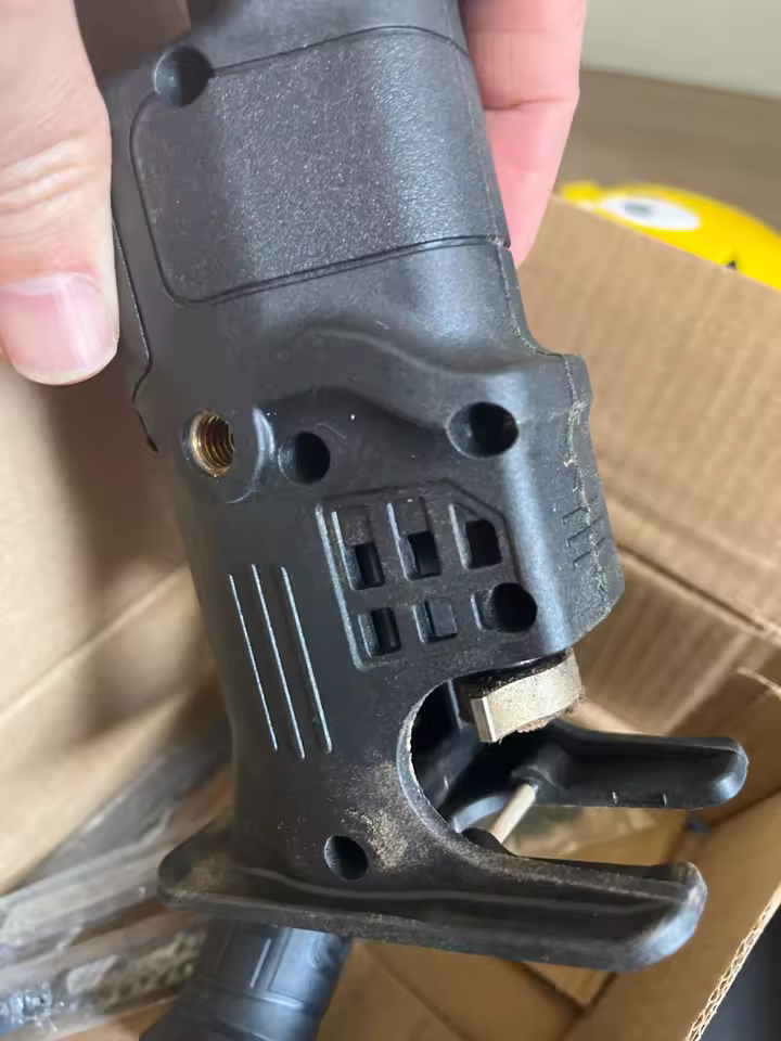 Cliente mostrando el adaptador de sierra FORGEX™