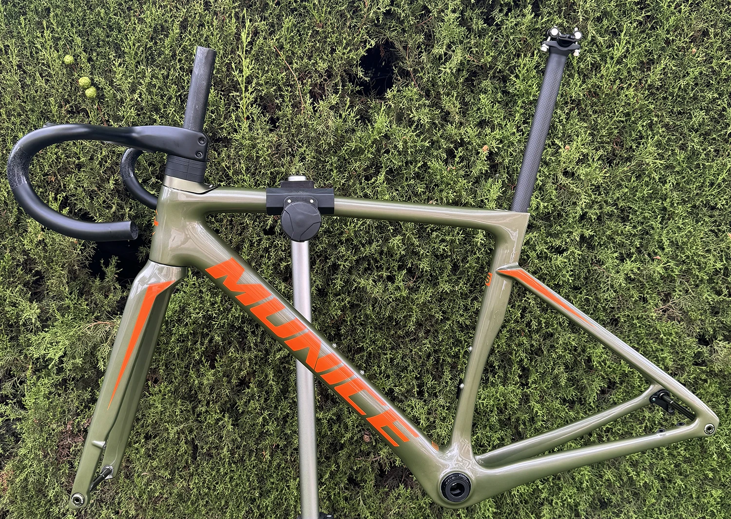 Munice R2 Carbonfaser-Rennradrahmen Versand aus Spanien Ultraleichter Allround-Carbon-Rennradrahmen Aerodynamischer EPS-geformter Carbonrahmen Scheibenbremse Max. 700*32C AERO T47 Fahrradrahmen Vollständig interne Kabelführung Lenker DI2 Mechanisch 2 Jahre Garantie – Detail 14