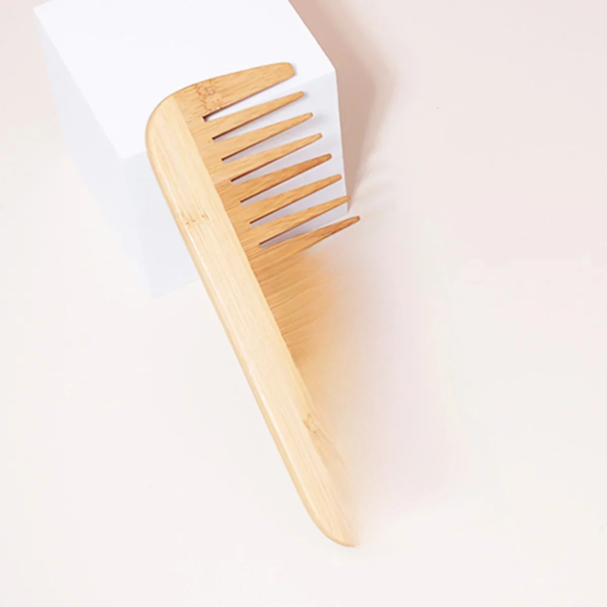 Peigne en bambou naturel et bois, peigne antistatique, peigne à dents larges, adapté aux cheveux humides ou secs Convient à tout le monde, utilisation