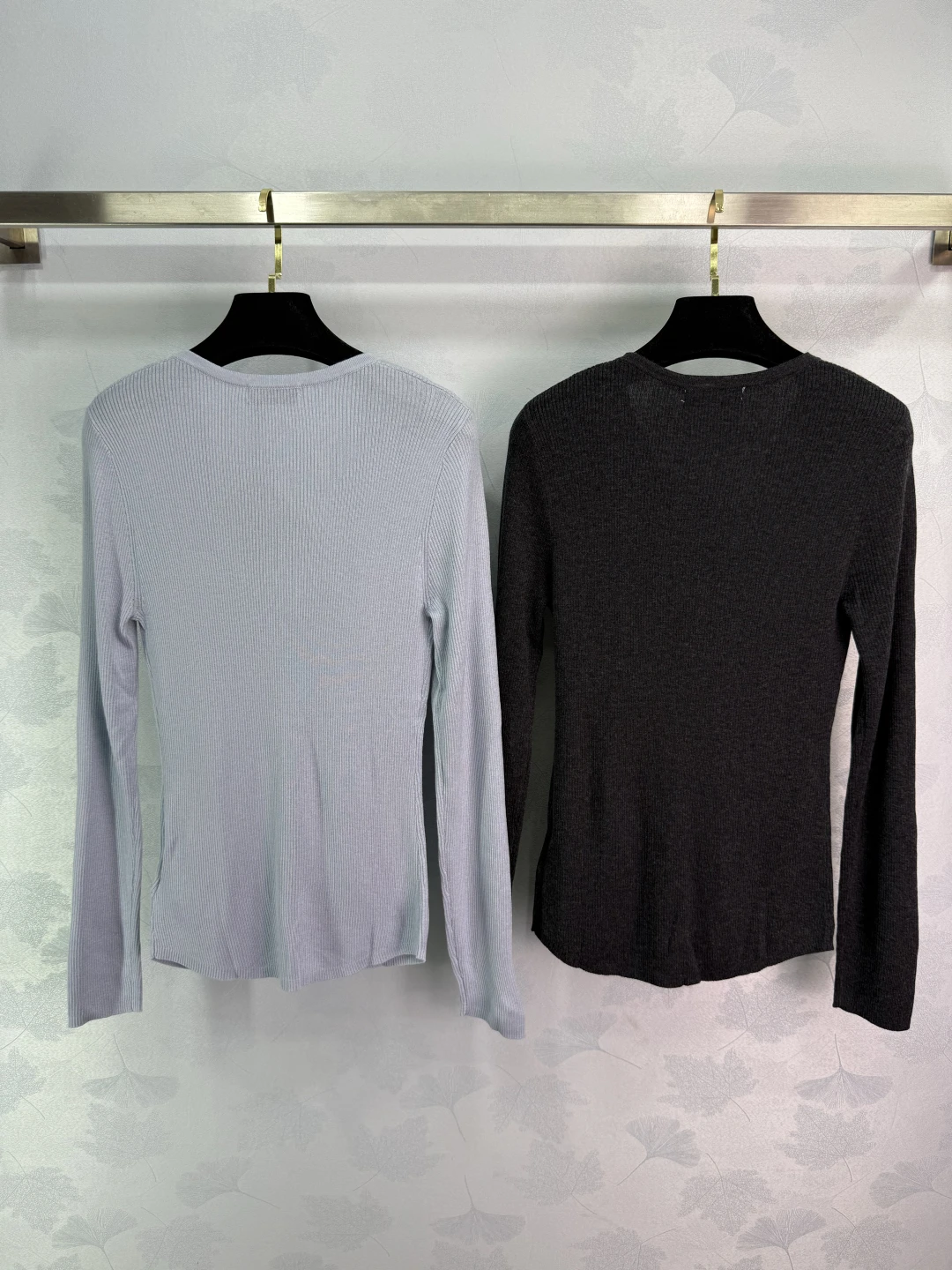 

Early Autumn 2025 New V-Neck Knit Top for Women: Slim-Fit Long Sleeve Cashmere T-Shirt in Casual Fake Two-Piece Style