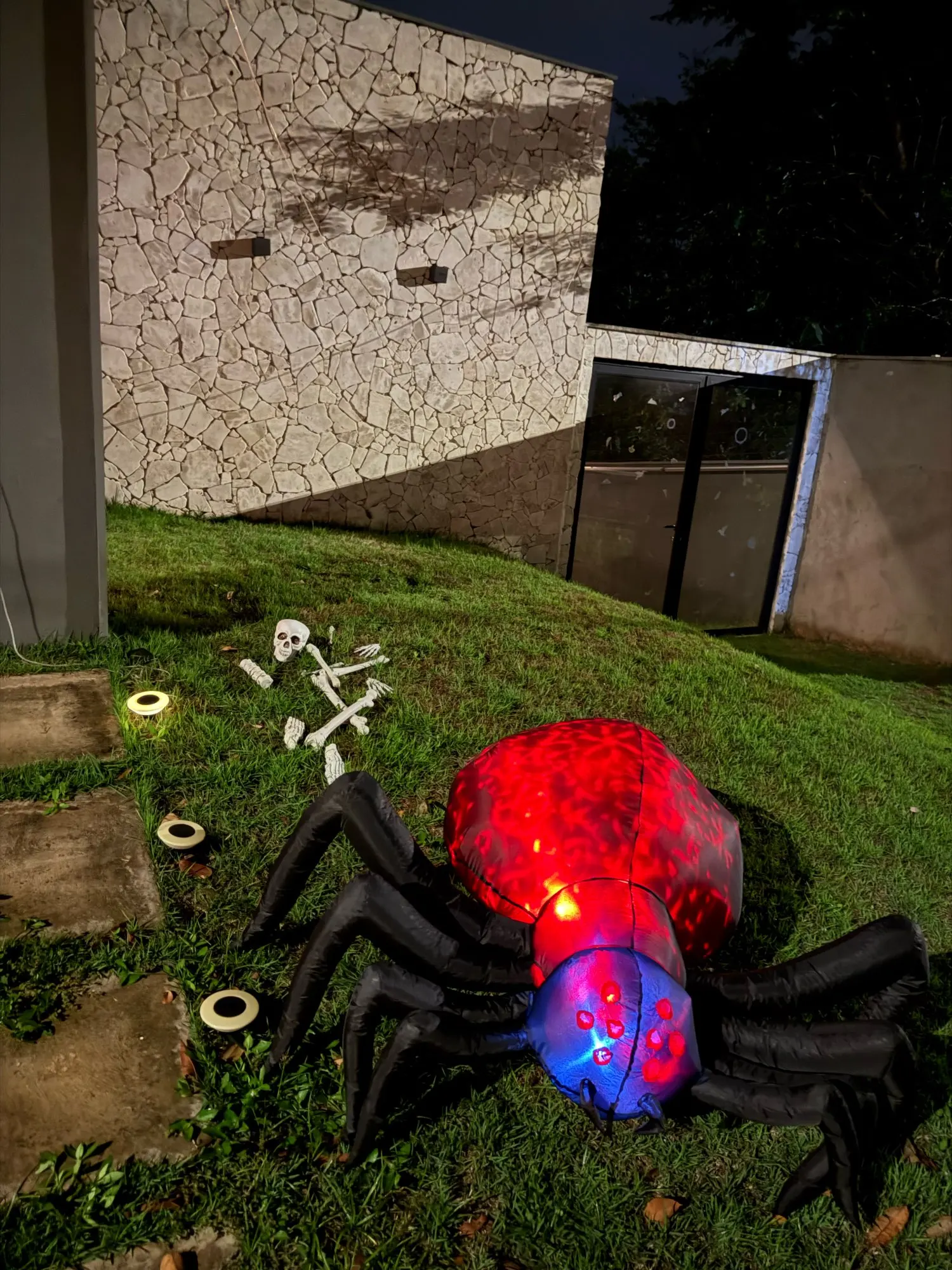 6FT Outdoor Holiday Decorations Inflatable Model Halloween Shadowstalker Garden Party Built-in LED Lights Up Ghost for Yard Lawn photo review