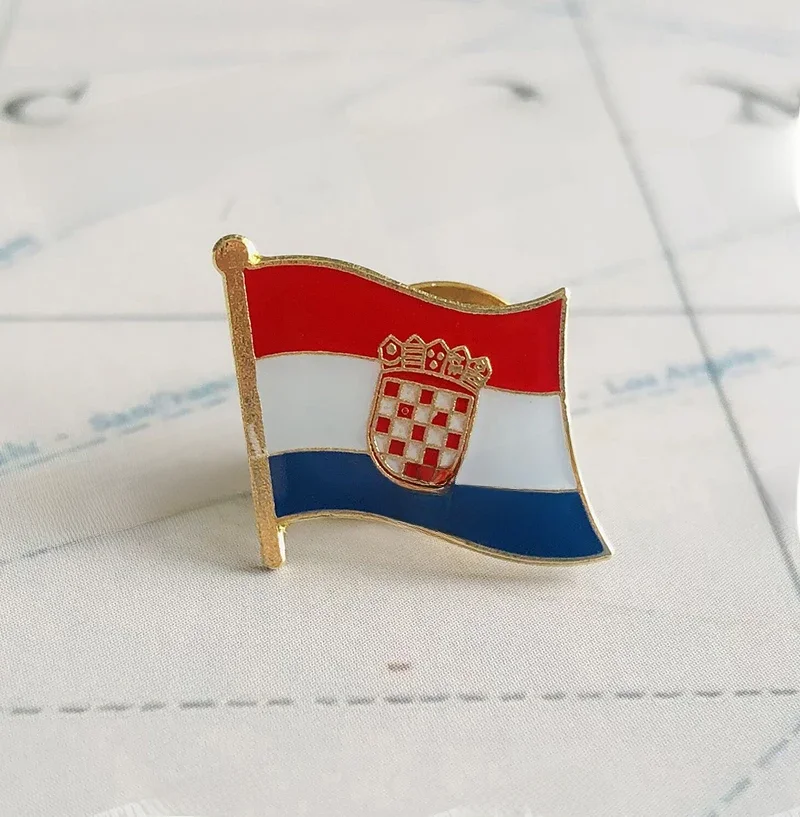 Flaga narodowa Chorwacji Przypinki do klapy Kryształ Epoksyd Metal Emalia Odznaka Farba Broszka Pamiątka Garnitur Osobowość Upominki pamiątkowe — zdjęcie 2