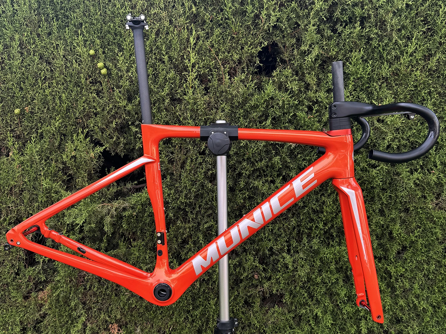 Munice R2 Carbonfaser-Rennradrahmen Versand aus Spanien Ultraleichter Allround-Carbon-Rennradrahmen Aerodynamischer EPS-geformter Carbonrahmen Scheibenbremse Max. 700*32C AERO T47 Fahrradrahmen Vollständig interne Kabelführung Lenker DI2 Mechanisch 2 Jahre Garantie – Detail 12