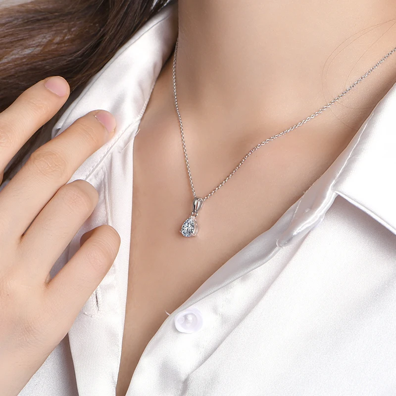 Qian Heng S925 prata Moissanite Colar D cor para as mulheres elegante presente Dia dos Namorados Pingente de design Clássico para amigos