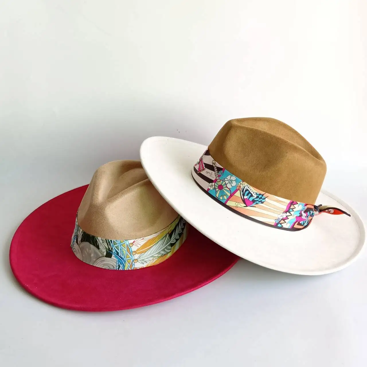 

Новая фетровая шляпа с широким замшевым краем 10 см и контрастным шелковым шарфом, украшенным в качестве декора. Шляпы для женщин.