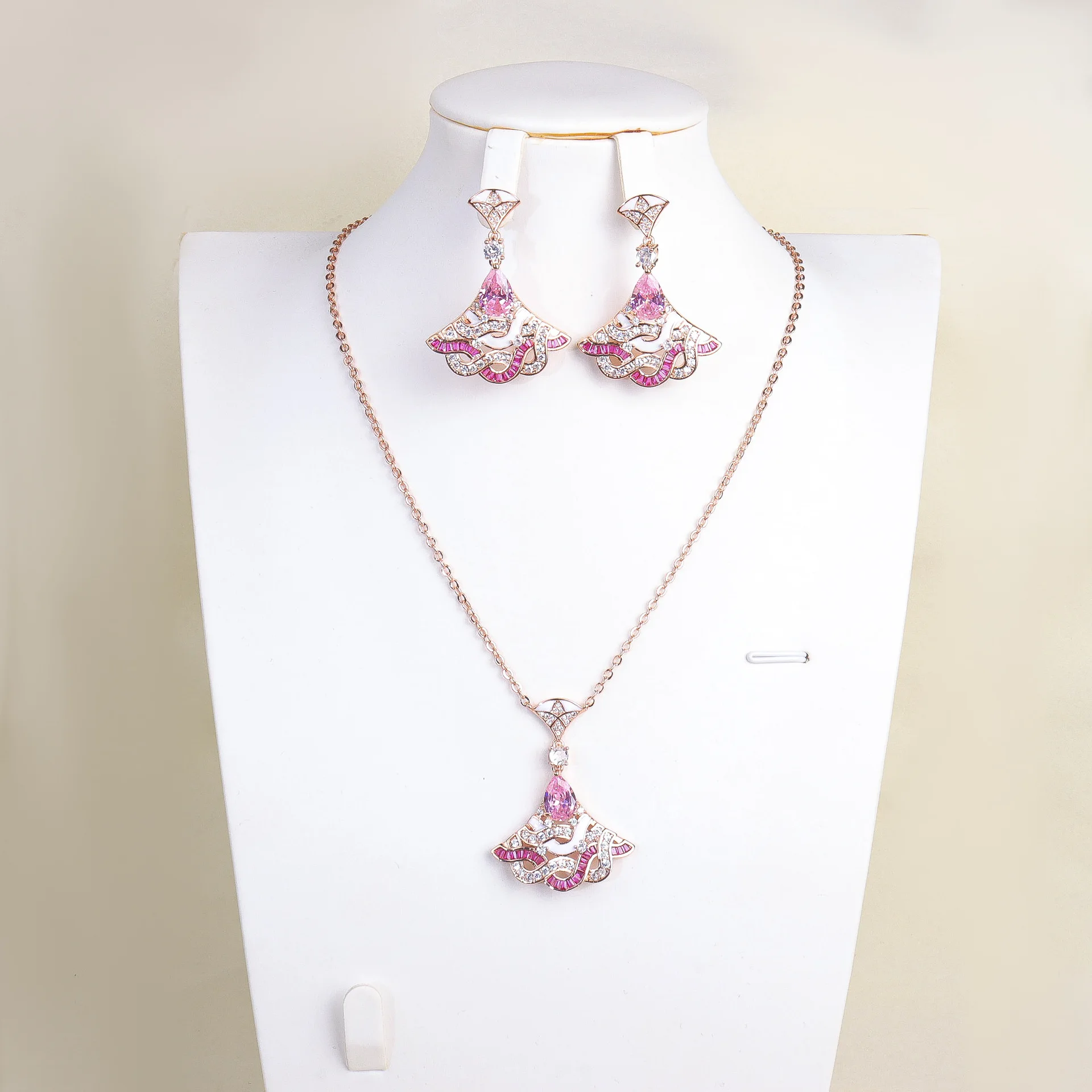 

Женское ожерелье с подвеской и серьгами с розовым бриллиантом и цирконием, комплект премиум-класса, аксессуары для праздничного платья