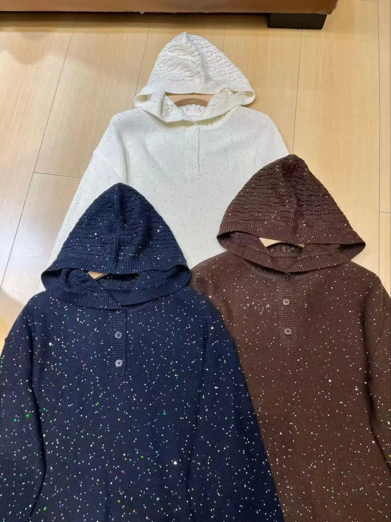 هوديي نسائي محبوك من الصوف الخالص ومزين بالترتر