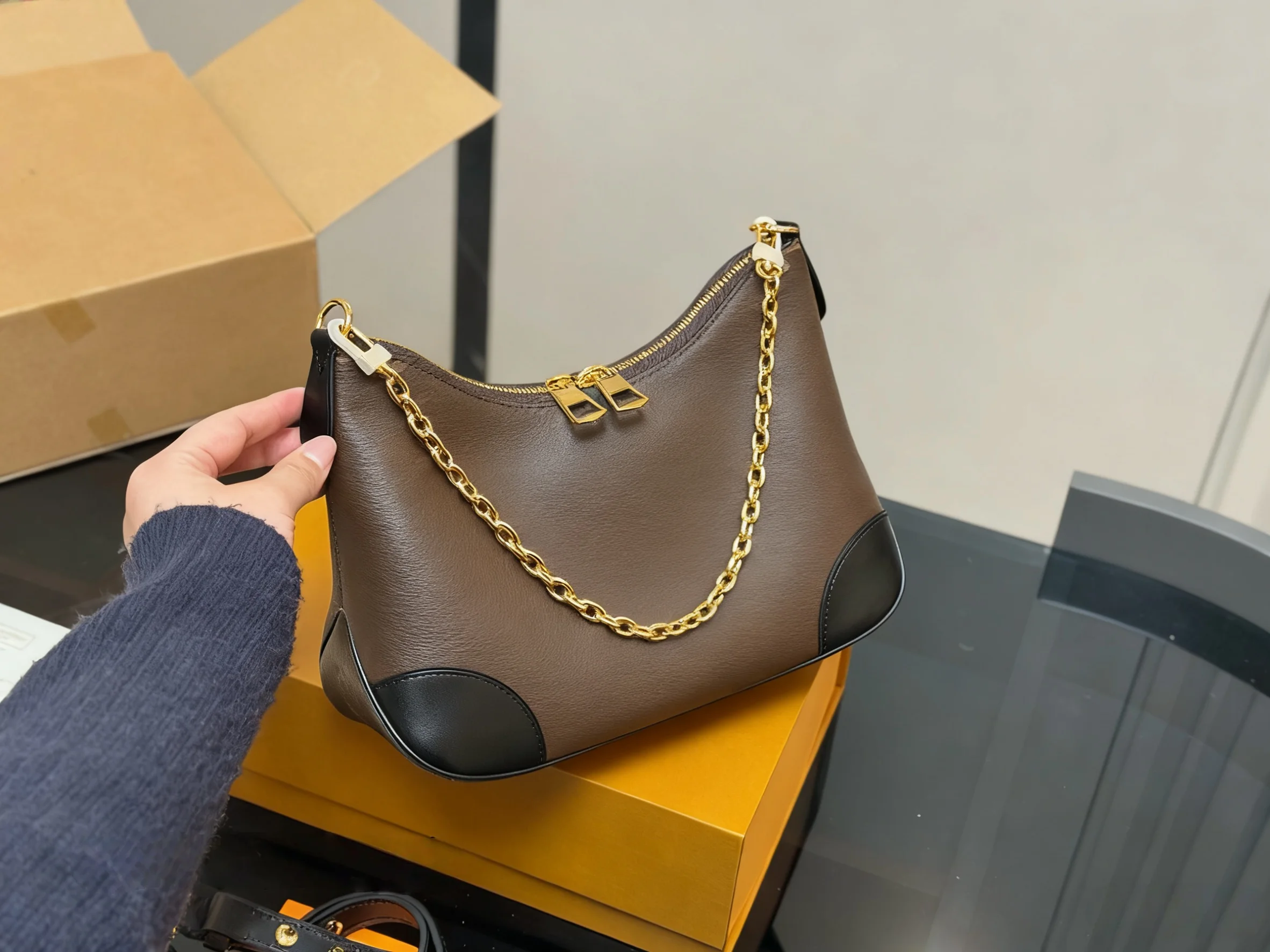 

2025 New SIZE: 29x16 CM Fashionable Versatile bags leather cherry Portable can be carried on the shoulder no boxes