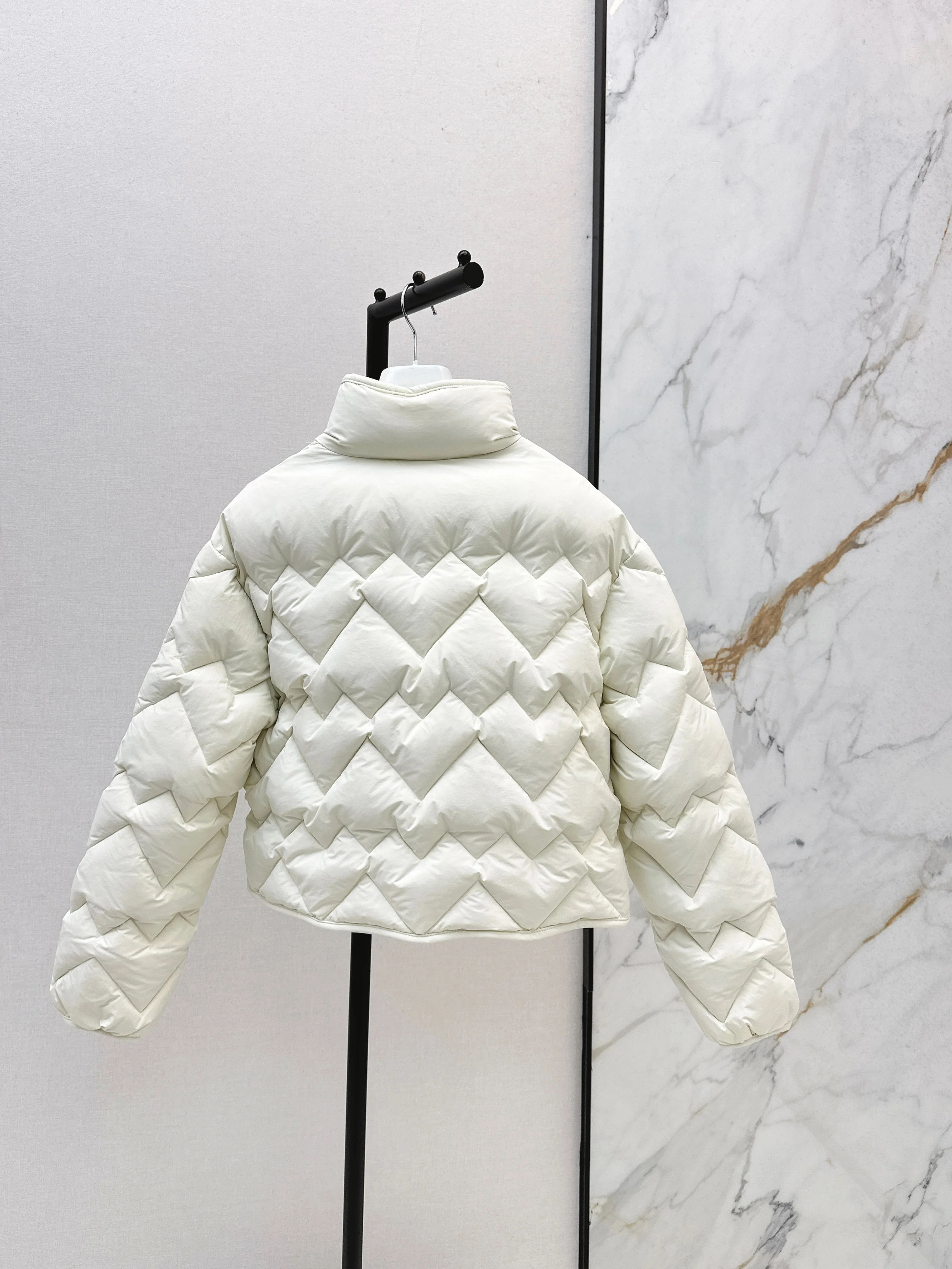 موضة خريف وشتاء 2025 ملابس نسائية دافئة متعددة الاستخدامات بياقة واقفة قصيرة 90 سترة بيضاء مبطنة للأسفل #1