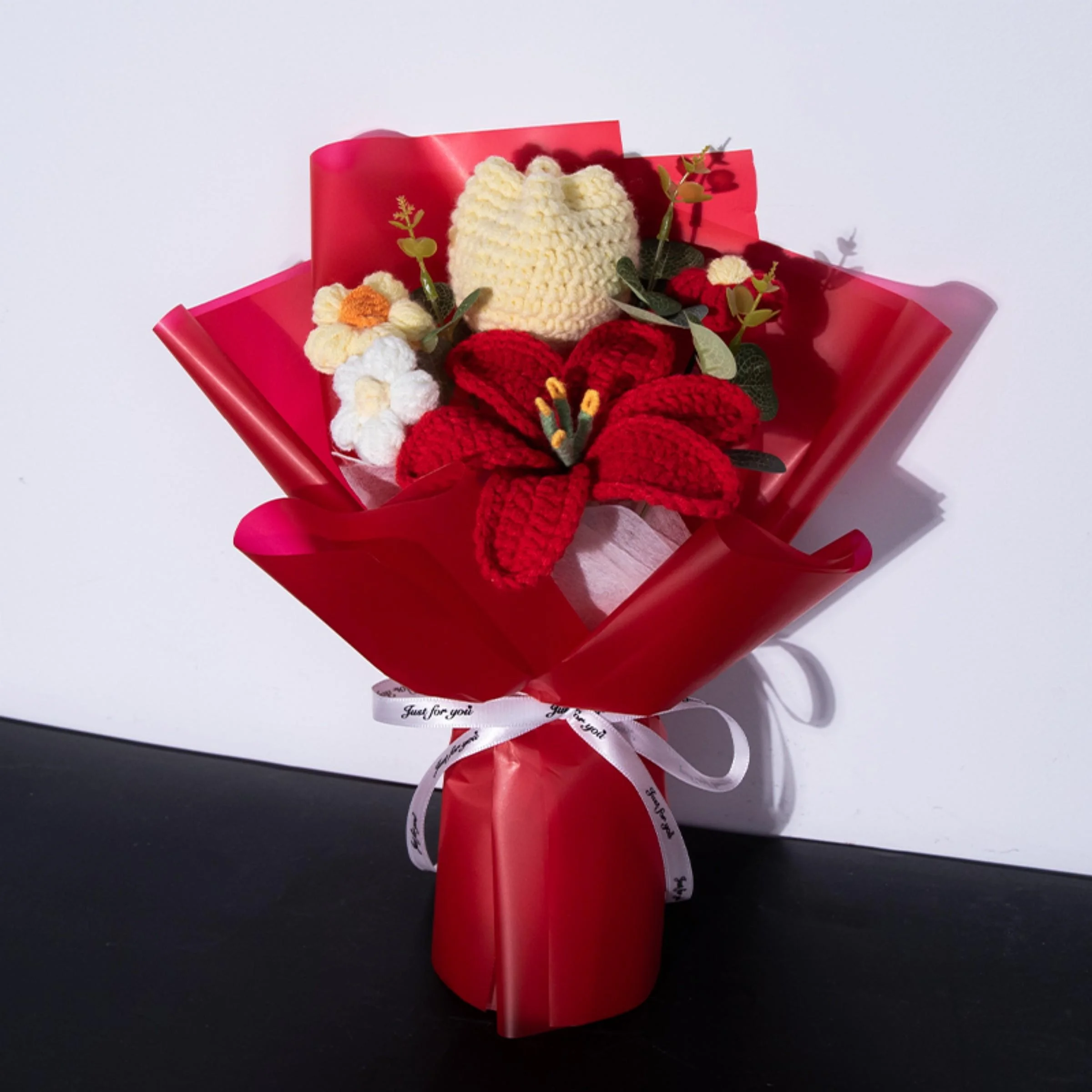Handgefertigter Häkel-Lilien- und Tulpen-Blumenstrauß, Niedliches Künstliches Blumenarrangement, Ideales Geburtstagsgeschenk, Abschlussgeschenk – Detail 7