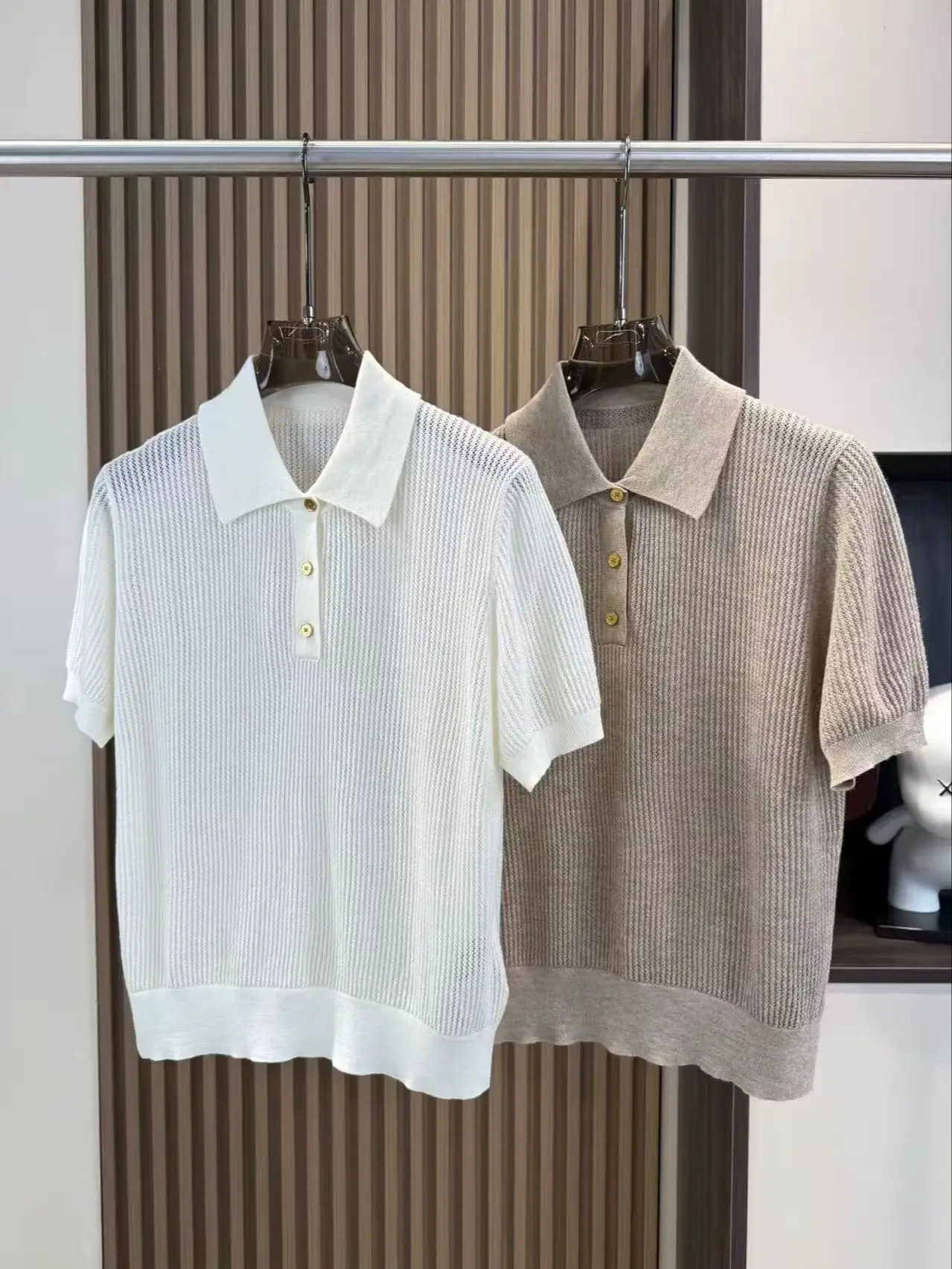 

Versatile and exquisite wool polo shirt with hollow knitted design