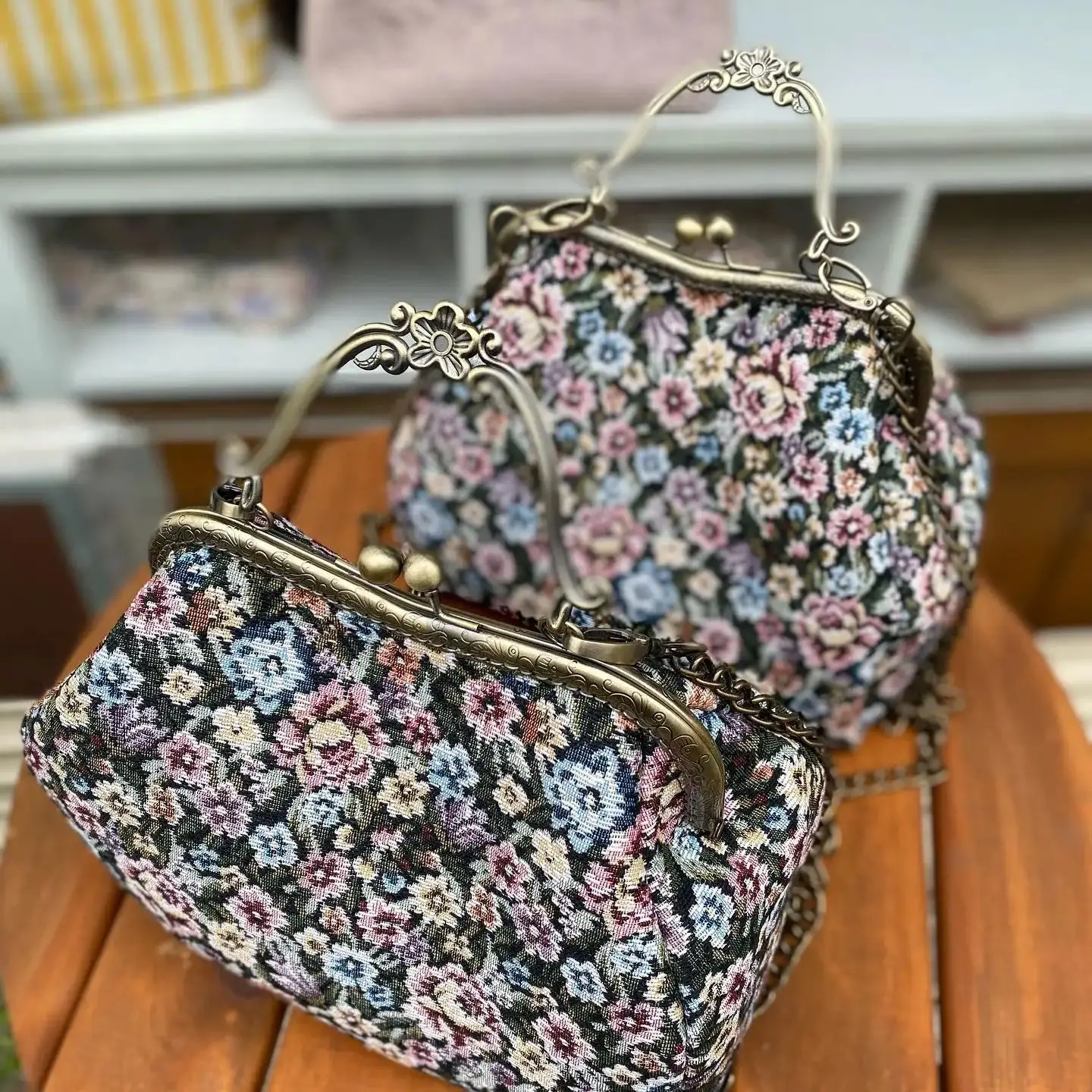 

Lost In Vinatge Jacquard Handbag with Retro Patterns and Antique Brass Kiss Locks Metal Frame Adopts a Bronze Clutch 25x20x13cm