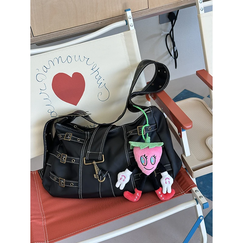 ELFSACK 2025 Herbst Neue Ankunft Nette Große Augen Erdbeere Plüsch Dekor Tasche Charme Schlüsselbund Für Frau