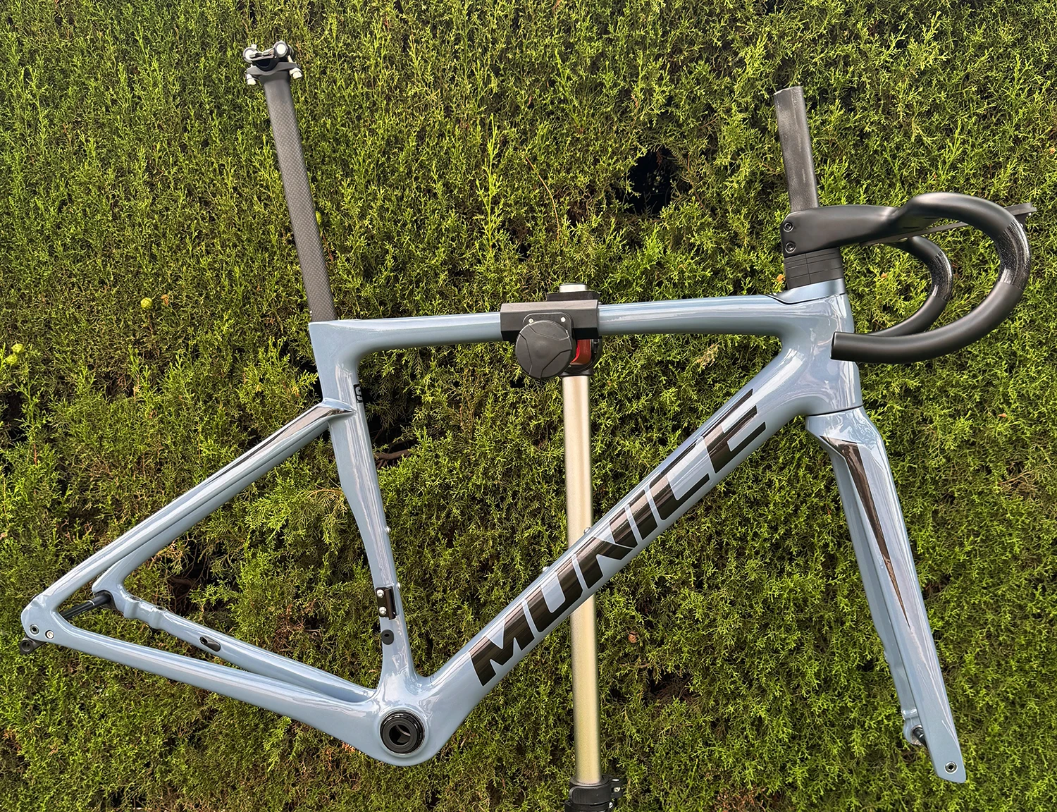 Munice R2 Carbonfaser-Rennradrahmen Versand aus Spanien Ultraleichter Allround-Carbon-Rennradrahmen Aerodynamischer EPS-geformter Carbonrahmen Scheibenbremse Max. 700*32C AERO T47 Fahrradrahmen Vollständig interne Kabelführung Lenker DI2 Mechanisch 2 Jahre Garantie – Detail 25