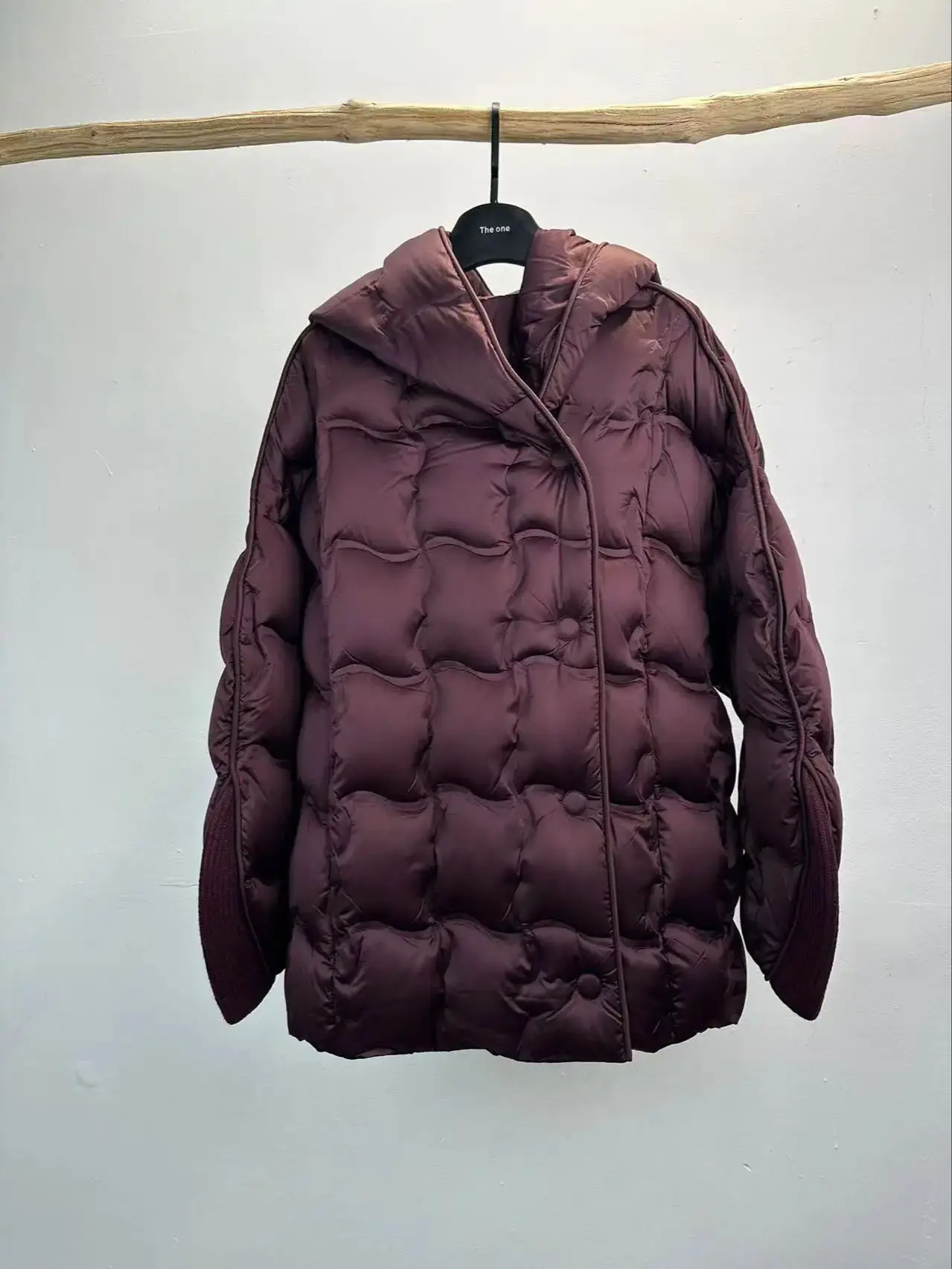 Elegante, minimal hochwertige Daunenjacke mit schrägen Knöpfen und Kapuze