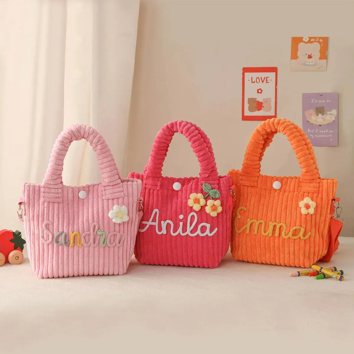 Personalisierte, handbestickte Umhängetasche mit Namen – Bonbonfarbene Cord-Bucket-Bag für den Alltag – Detail 4