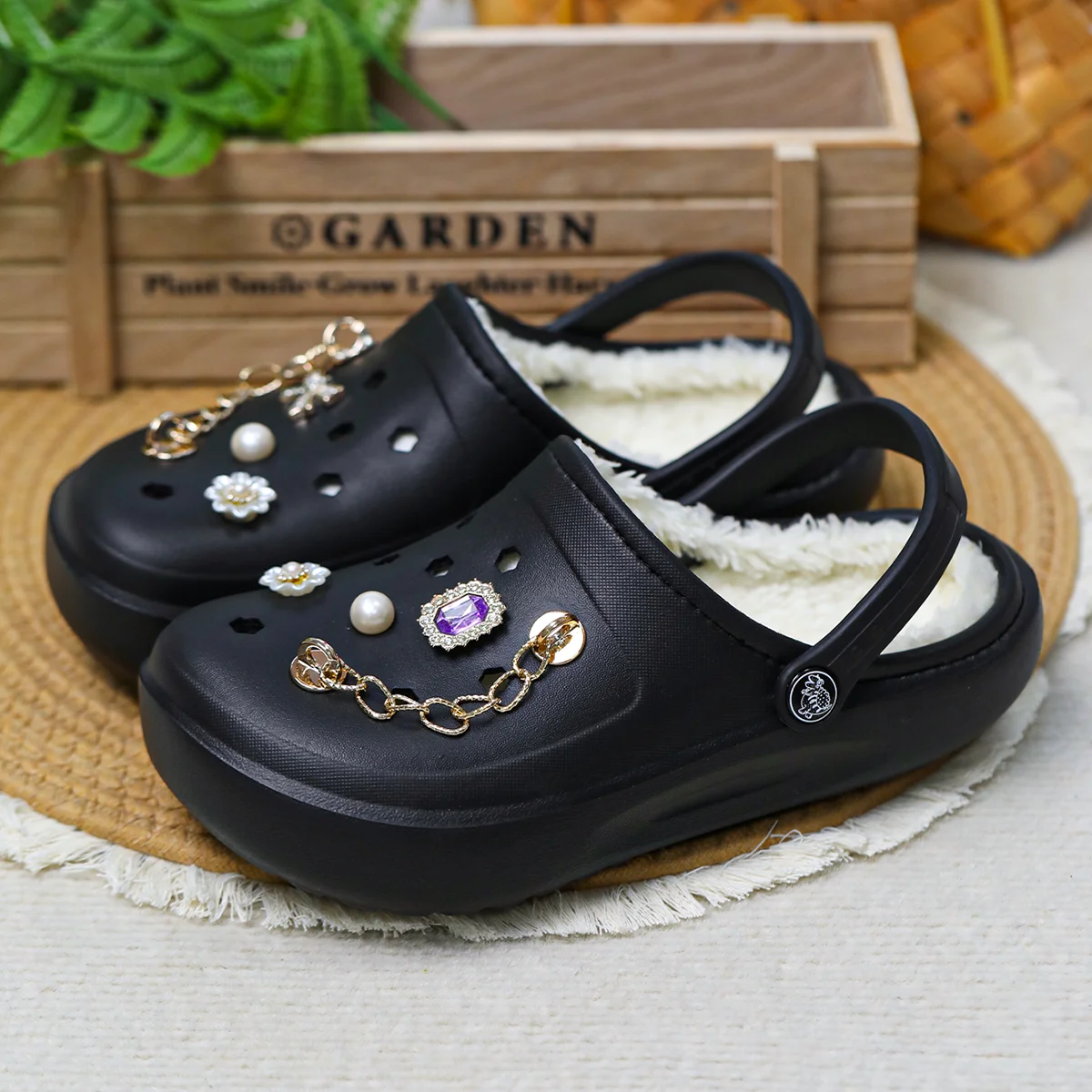 Winter indoor slip-on plush clogs, casual style suitable for various occasions, light, warm and durable