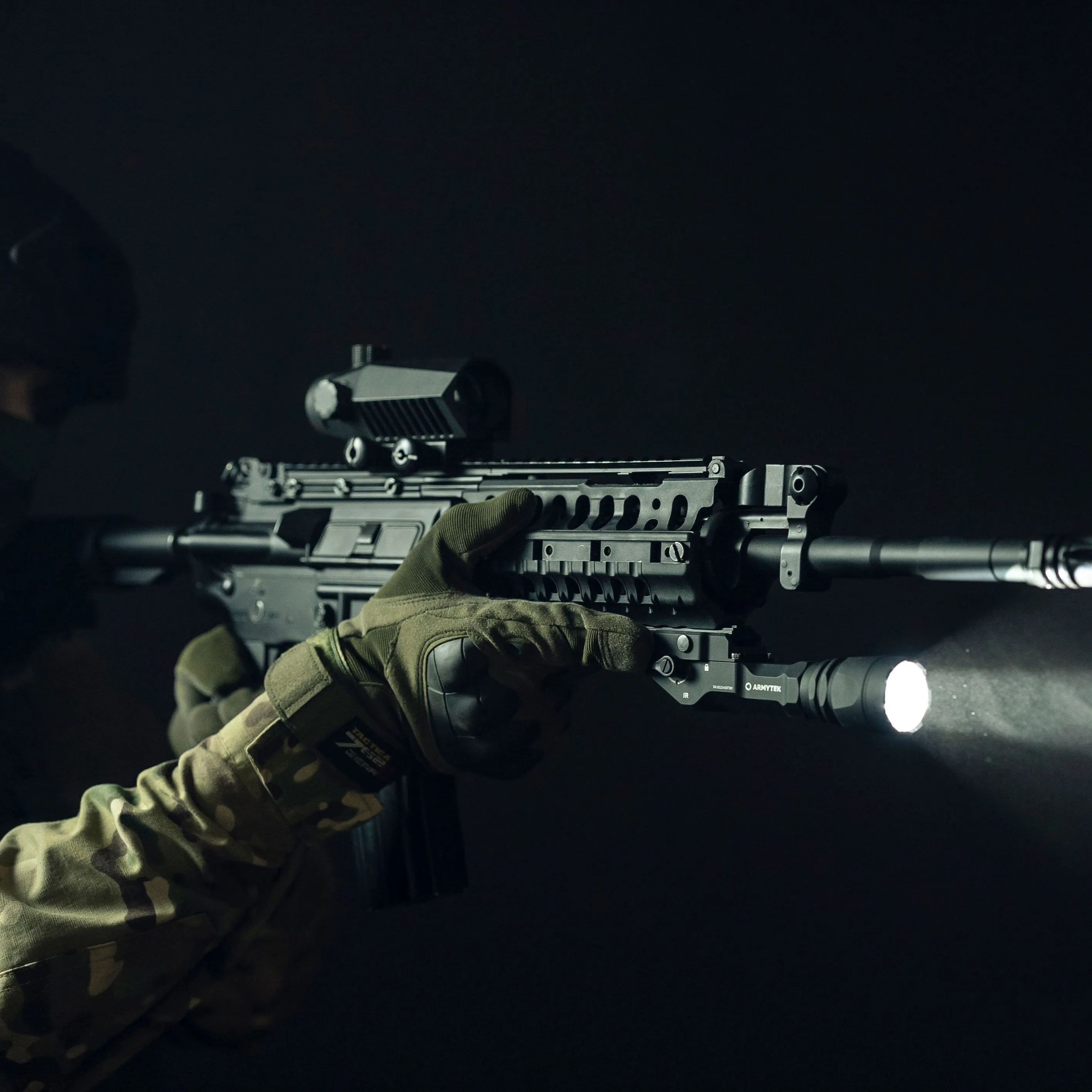 NEW Armytek Parma C2IR Pro Tactical LED Flashlight 2IN1 With Infrared Light (F09804CIR)