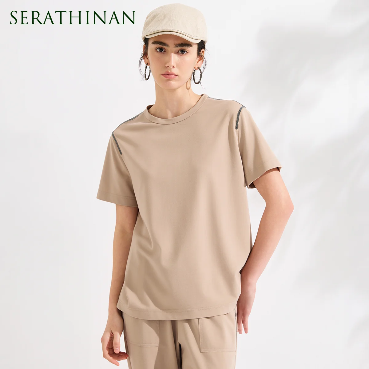 

Футболка женская KX9613613 из высококачественного хлопка, минималистичная, люксовая, с серебряной отделкой, короткий рукав, приталенный крой, круглый вырез, стильный дизайнерский топ.