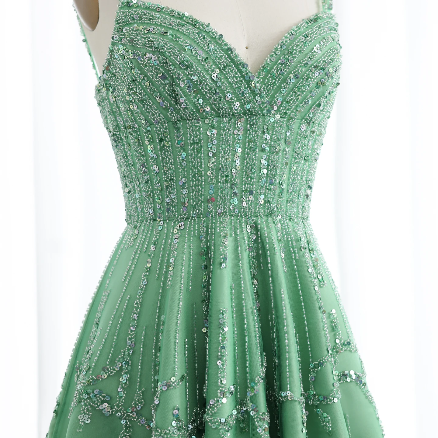 Sharon Said Luxuriöses, perlenbesetztes, grünes, elegantes Abendkleid im Spaghetti-Stil für die Hochzeitsfeier der Frauen in Dubai 2026, SS225, maßgeschneidert. – Detail 15