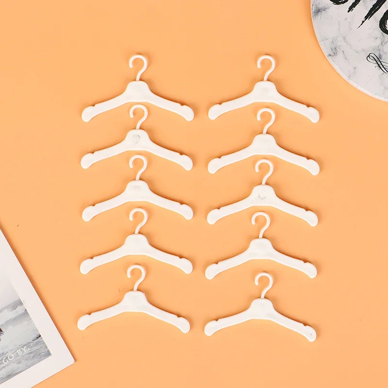 10 sztuk piękne 5.5cm wieszaki dla lalek Mini urocza szafa sukienka płaszcz ubrania plastikowa lalka udawaj zagraj w zabawki dla dziewczynek — zdjęcie 2