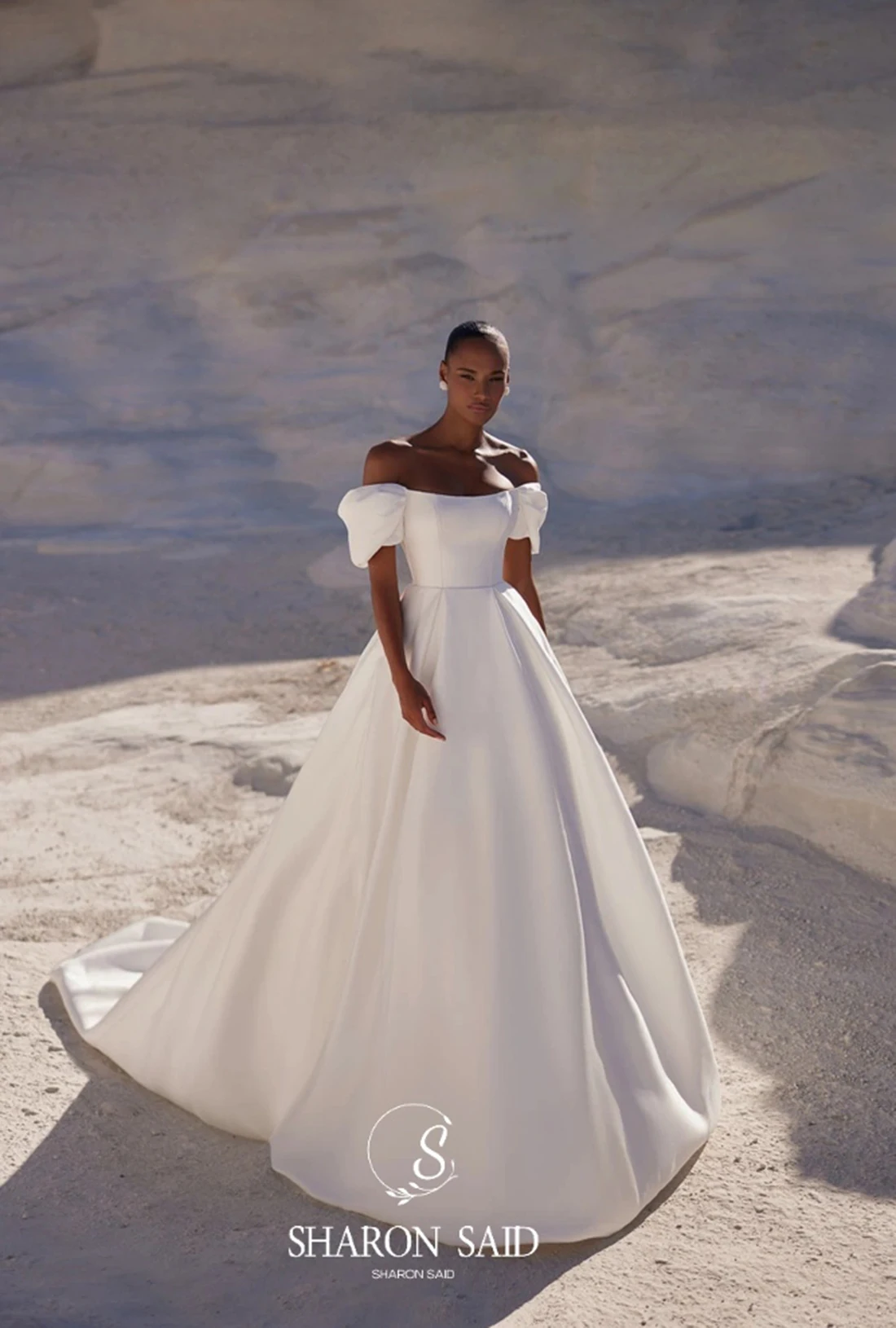 Sharon Said 2025 Gaun Pengantin Satin Putih Off A-Line Tanpa Tali Modern Gaun Pengantin Kereta Pengadilan Bahu Terbuka SW223 Disesuaikan