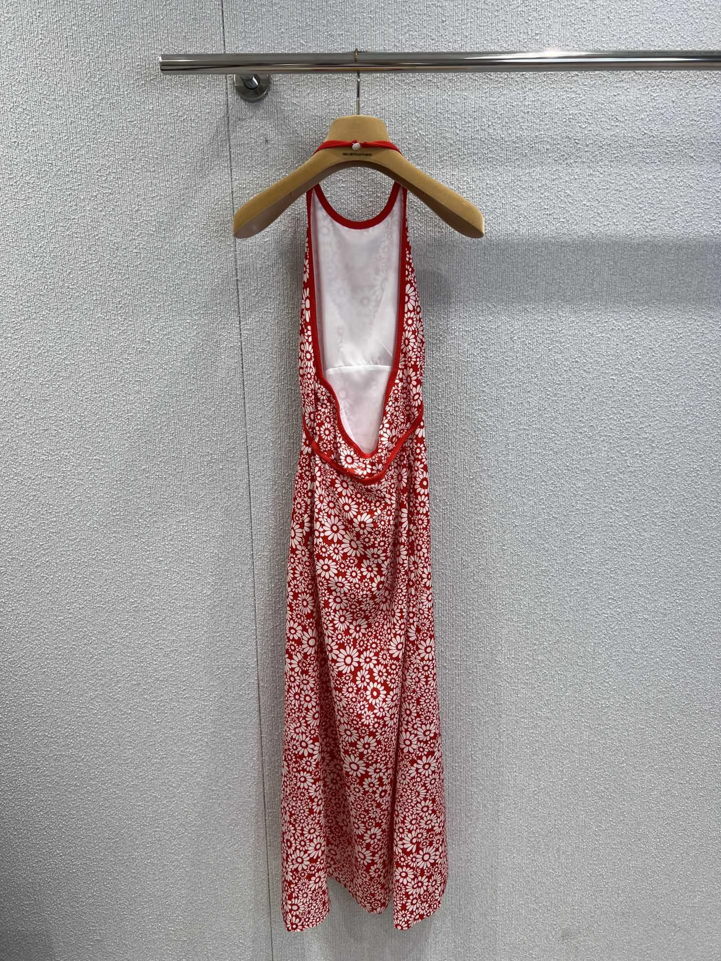 2025 ربيع/صيف جديد أحمر الأزهار التوت الحرير معلقة الرقبة مستقيم فستان أنبوب 201