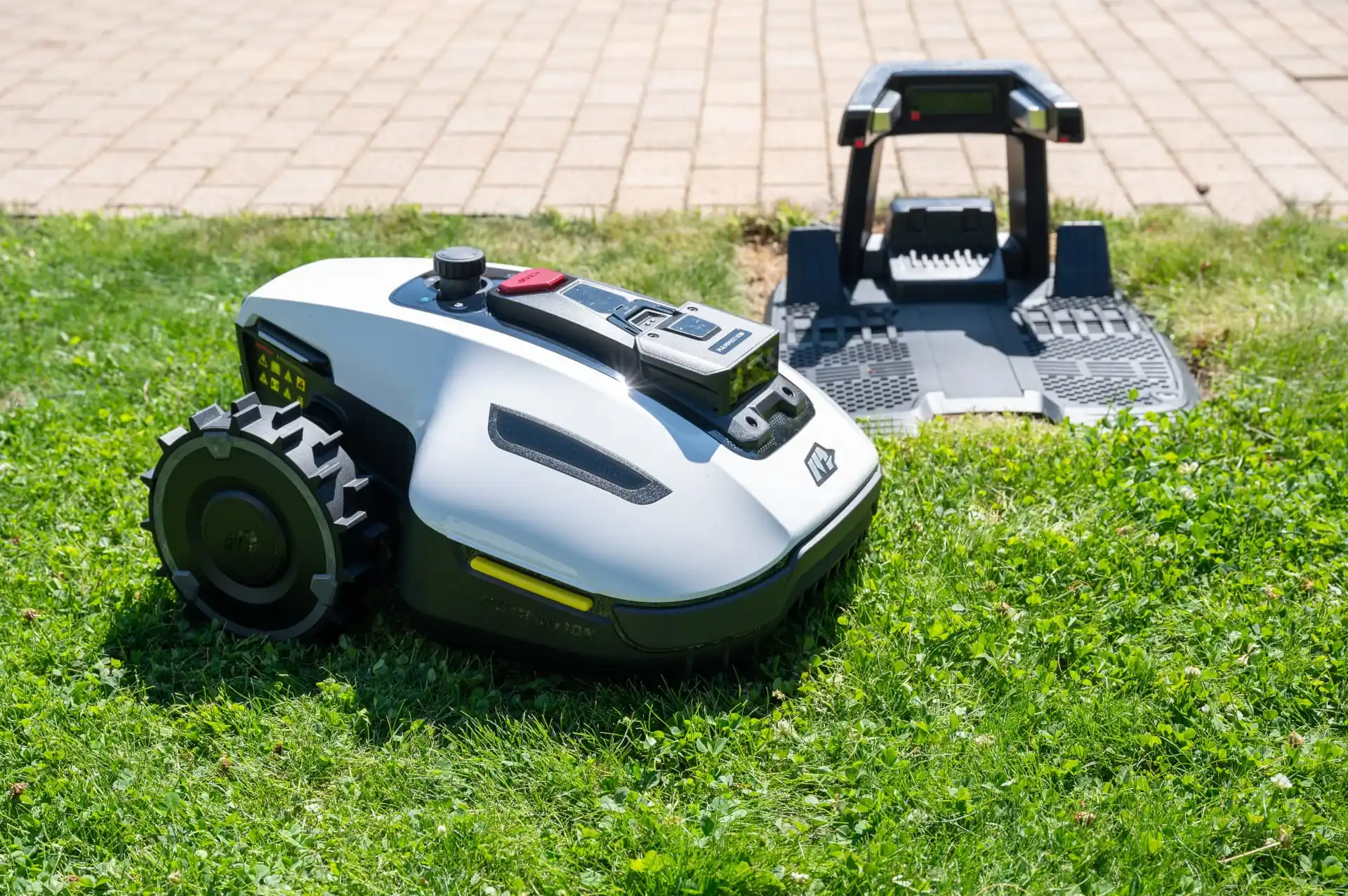 

Абсолютно новая роботизированная газонокосилка YUKA 1500 (версия 2024 года) с системой 3D-визуализации и технологией RTK для газонов площадью 0,37 акра