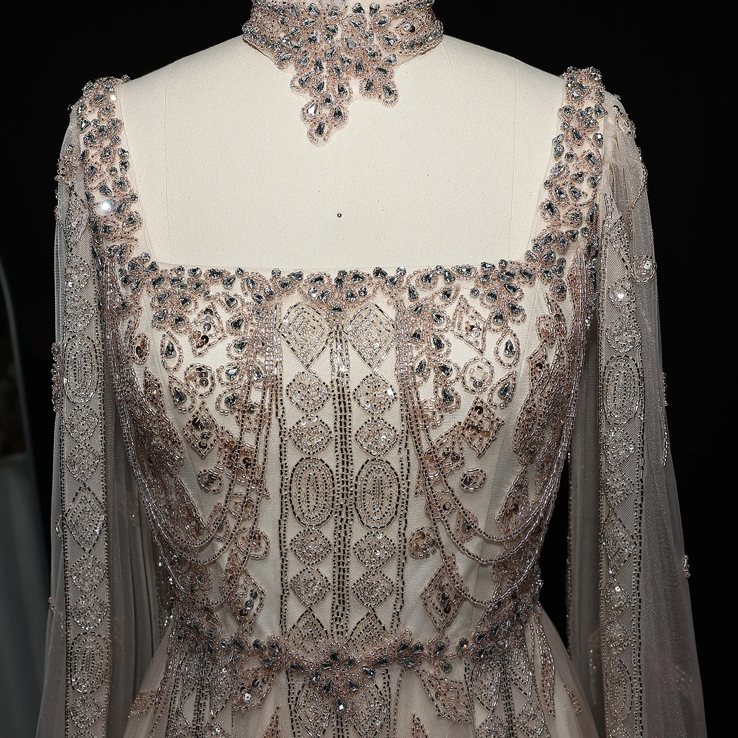 Sharon Said Elegantes Dubai Nude Arabisches Abendkleid mit Cape-Ärmeln Choker Weinrot Hochzeitsfeierkleider SS543 Maßanfertigung – Detail 13