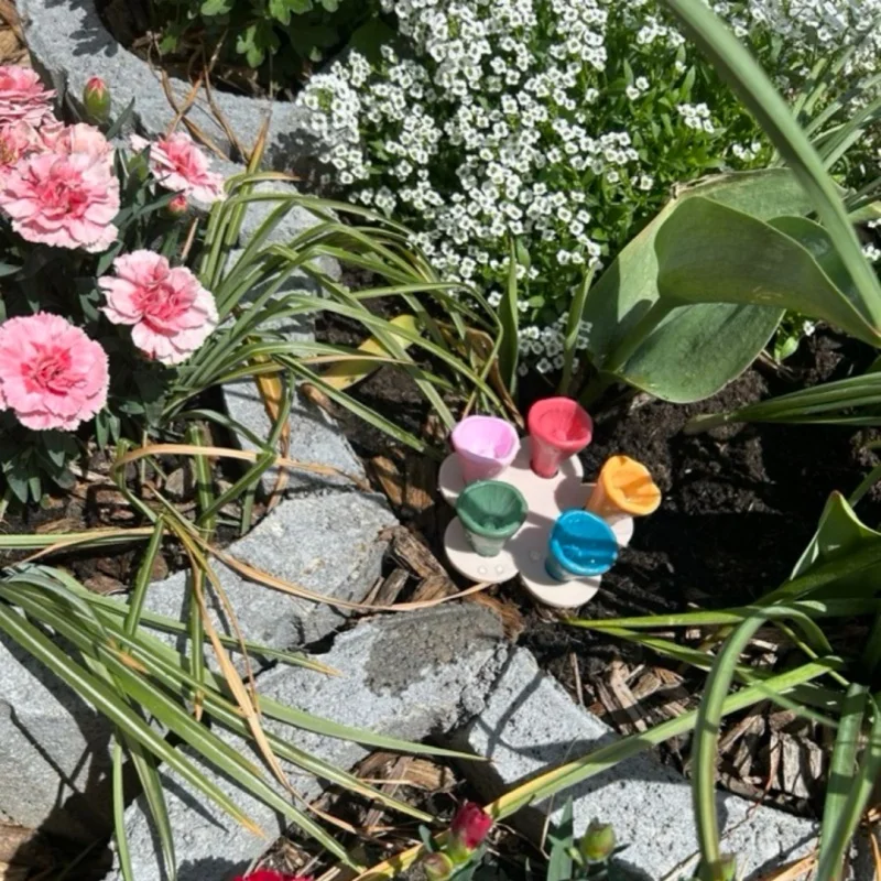 Un juego de vasos coloridos para abejas está diseñado para atraer y alimentar abejas.