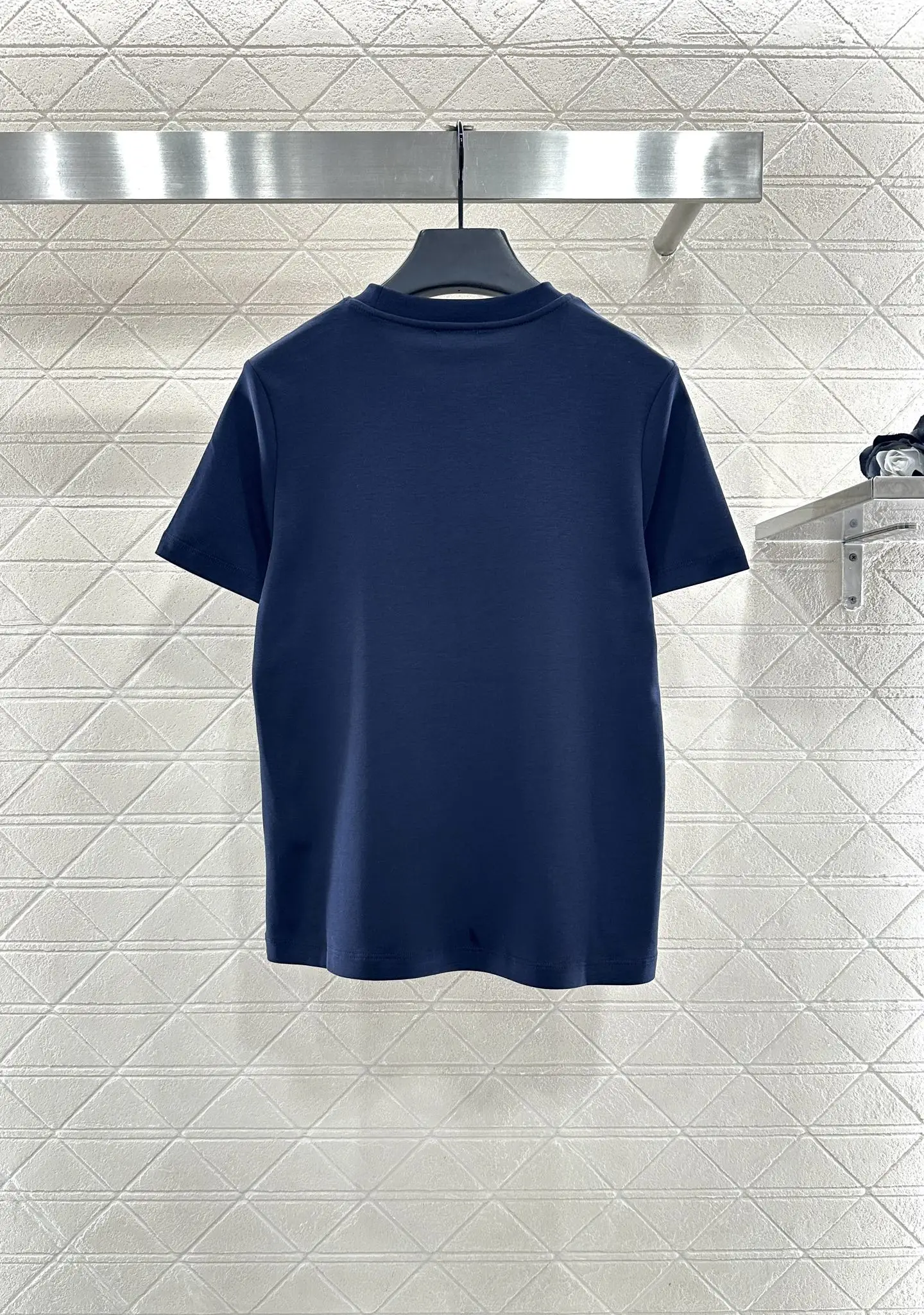 

Новинка 2023 года и осень, полуоткрытая трикотажная рубашка с короткими рукавами и лацканами на пуговицах для повседневного использования и универсального использования