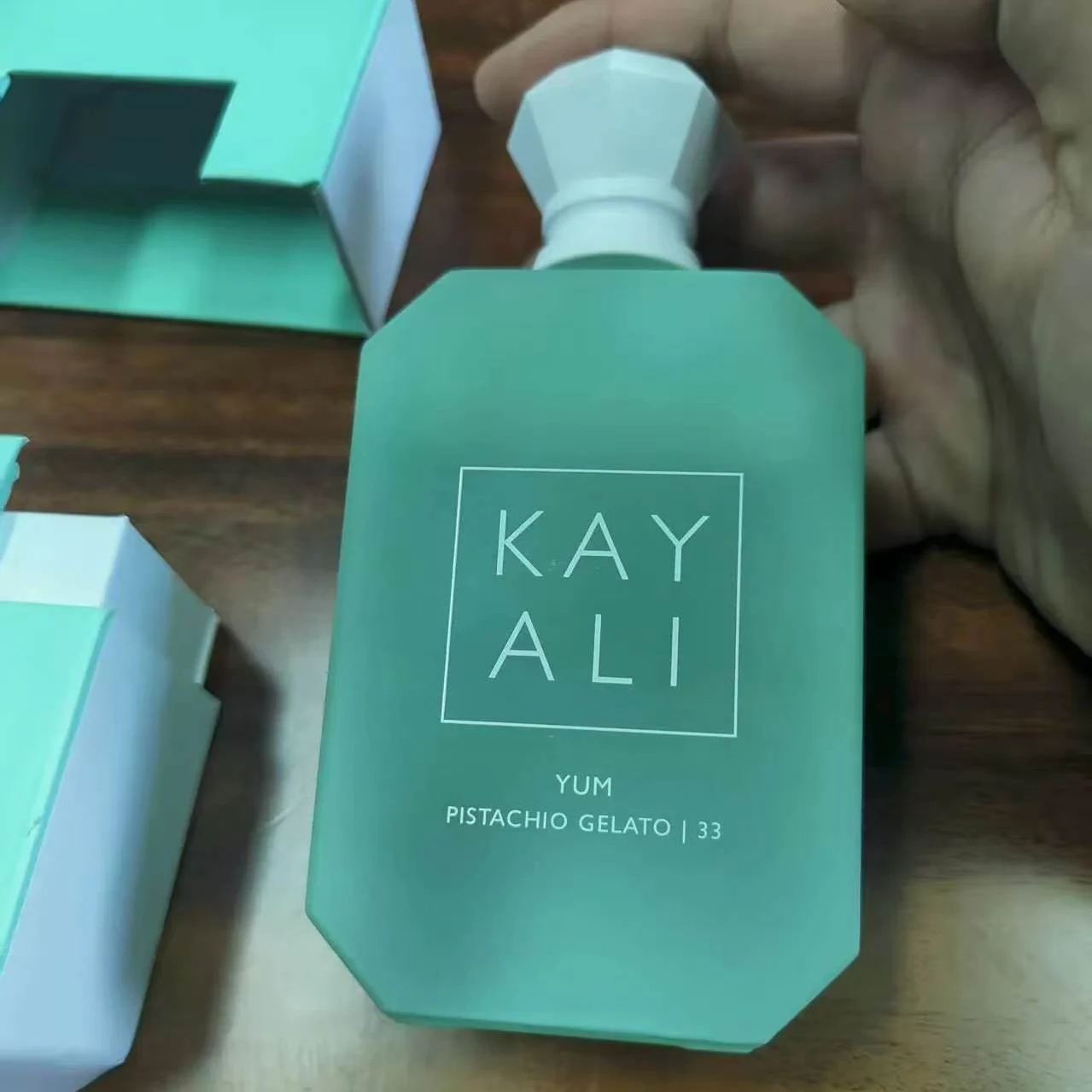KAYALI Yum Pistachio Gelato 33 100ml EDP Perfume en Spray Árabe Unisex de Larga Duración, Cremoso, con Aroma a Frutos Secos y Gourmand
