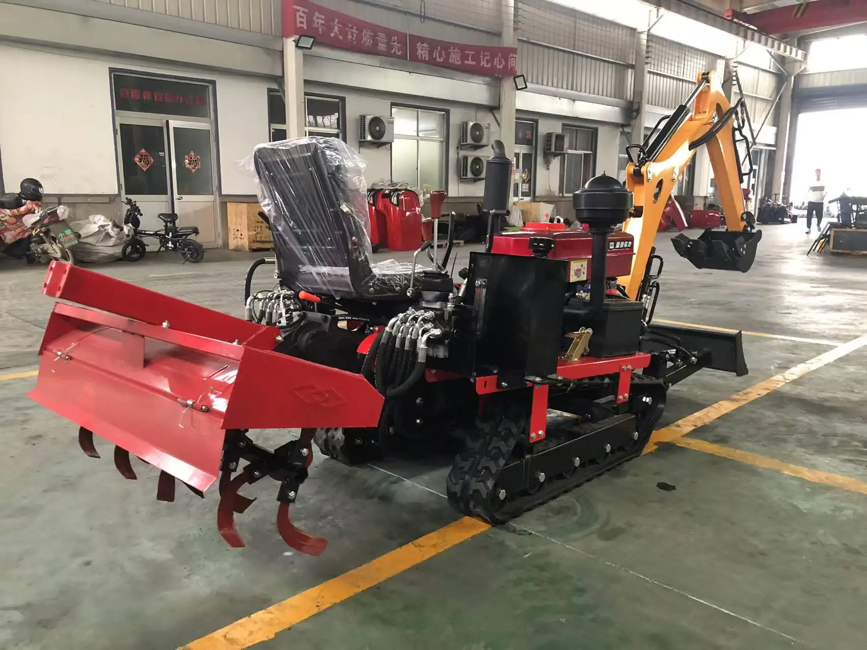 Customization EPA Euro V Multi-Function Compact Tractor with Excavator 25HP Crawler Tractor Cultivator