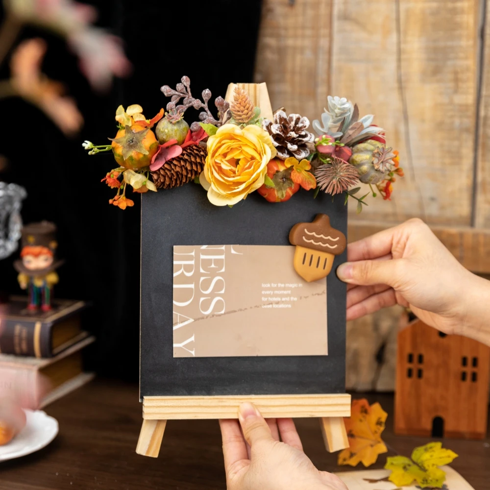 علامة سبورة صغيرة عتيقة مع حامل عرض لوحة رسائل لمحلات القهوة وقائمة مطعم الزفاف تعرض ديكور الحدث